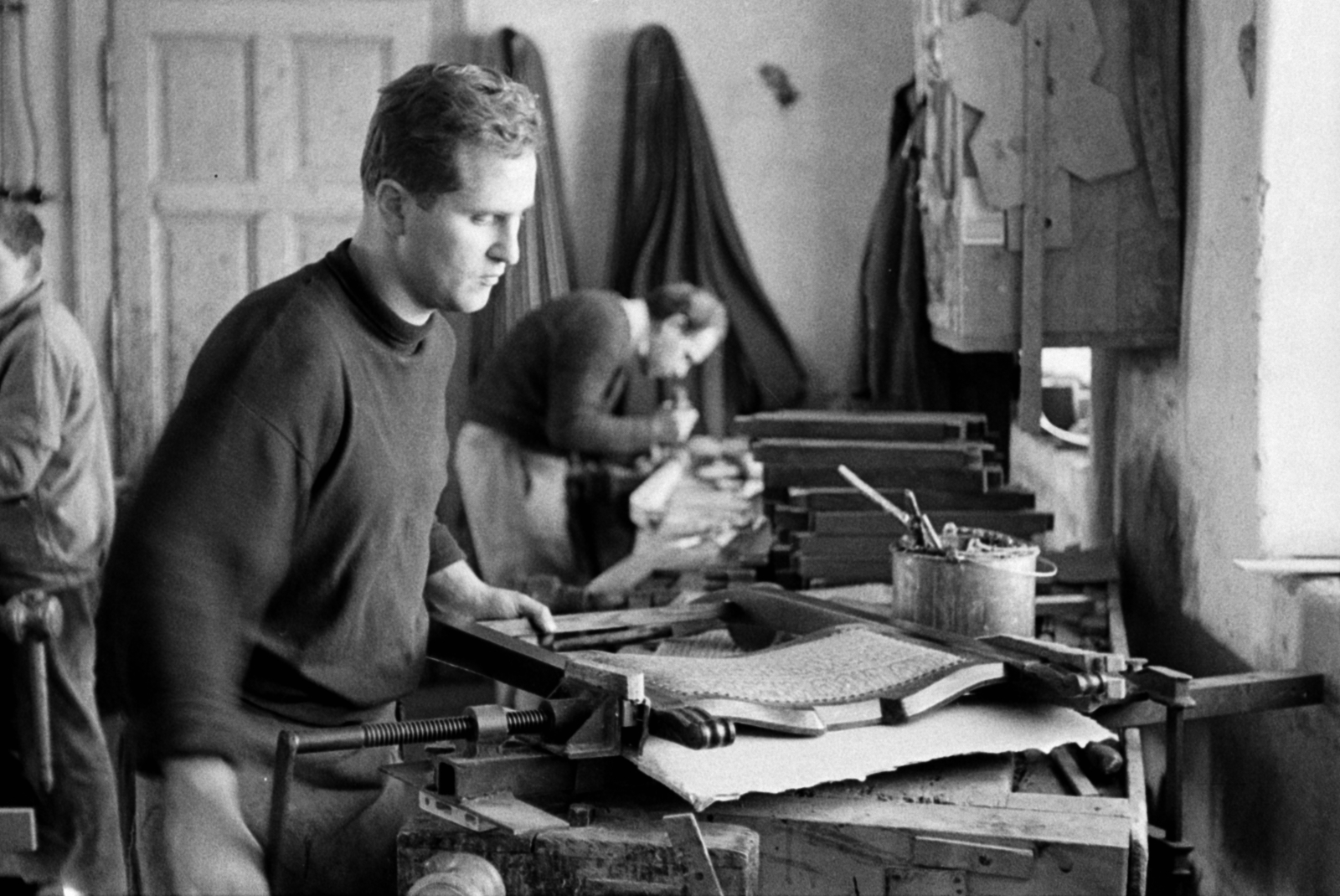 Hungary, Albena, a Ceglédi Stylus Faipari Ktsz. részlege, készül a szék a stílbútor garnitúrához., 1970, Péterffy István, workshop, carpenter, vise, glue pot, Fortepan #142448