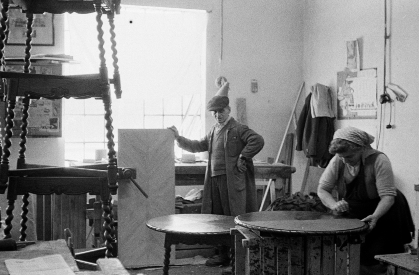 Magyarország, Albertirsa, a Ceglédi Stylus Faipari Ktsz. részlege, készül a kerek asztal a stílbútor garnitúrához., 1970, Péterffy István, műhely, satupad, asztalos, koloniál bútor, politúr, Fortepan #142450