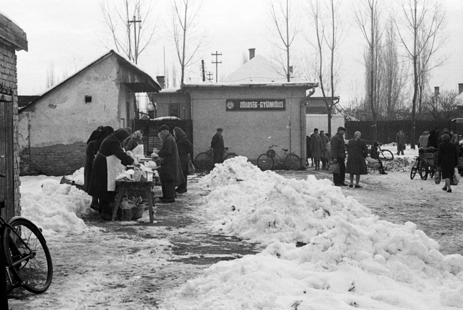 Hungary, 1969, Péterffy István, bicycle, winter, market, costermonger, greengrocer, snow piles, Fortepan #142462