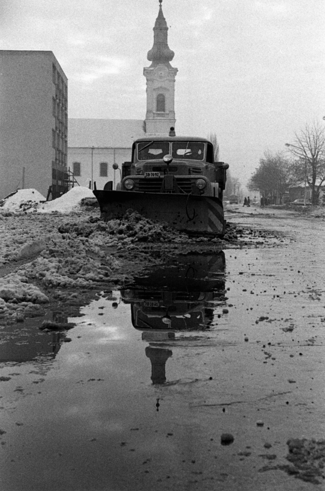 Magyarország, Monor, Kossuth Lajos utca, háttérben a református templom., 1969, Péterffy István, templom, pocsolya, hókotró, Csepel D450, hóeke, Fortepan #142465