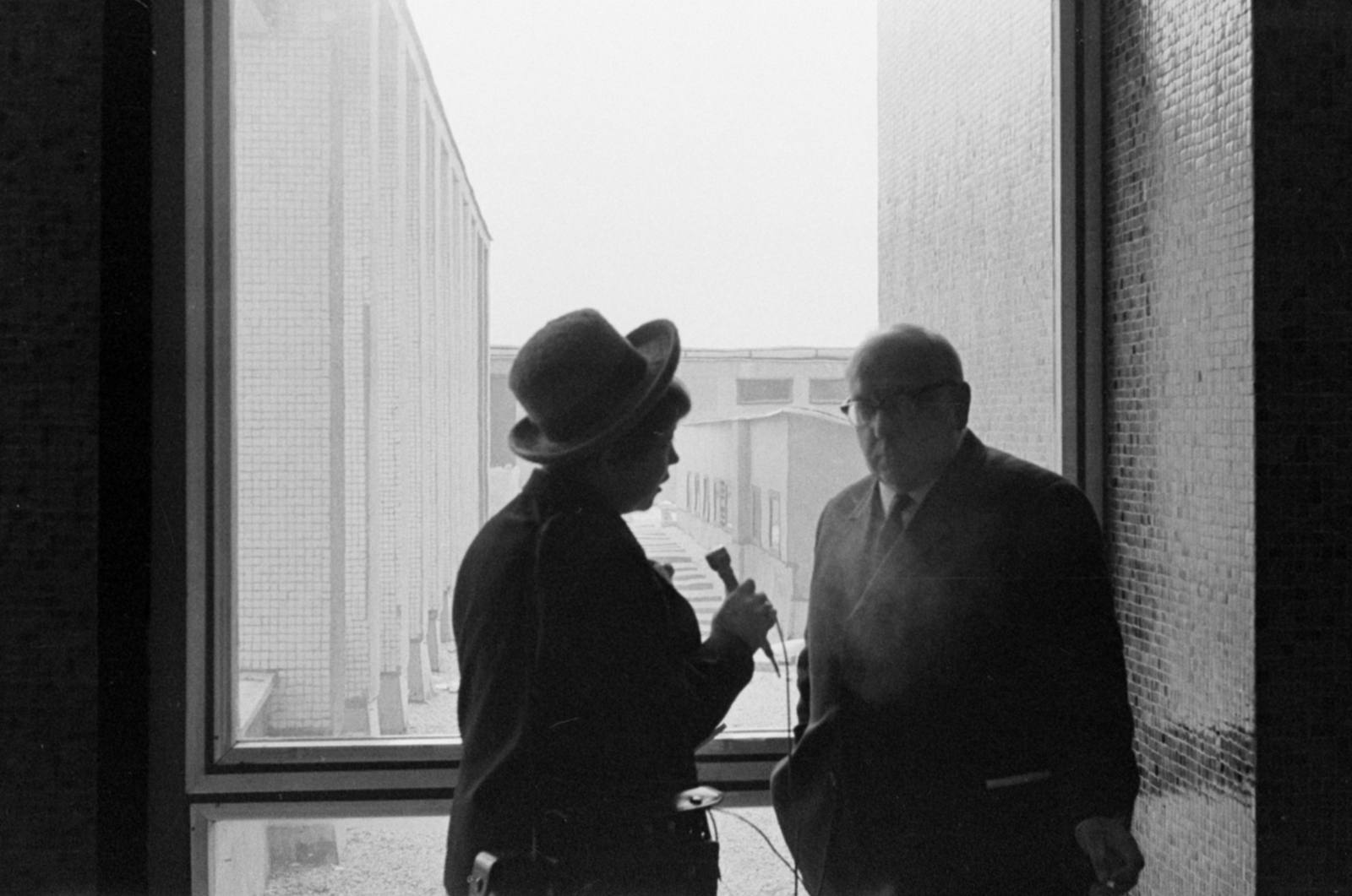 Magyarország, Cegléd, Törteli út 11., a felvétel a Ceglédi kórház (később Toldy Ferenc Kórház és Rendelőintézet) átadásakor készült. Szatmári Ilona, a Magyar Rádió riportere riportot készít Kürti Andrással a Ceglédi Városi Tanács elnökével., 1970, Péterffy István, gyógyintézmény, kalap, mikrofon, riporter, sziluett, Fortepan #142471