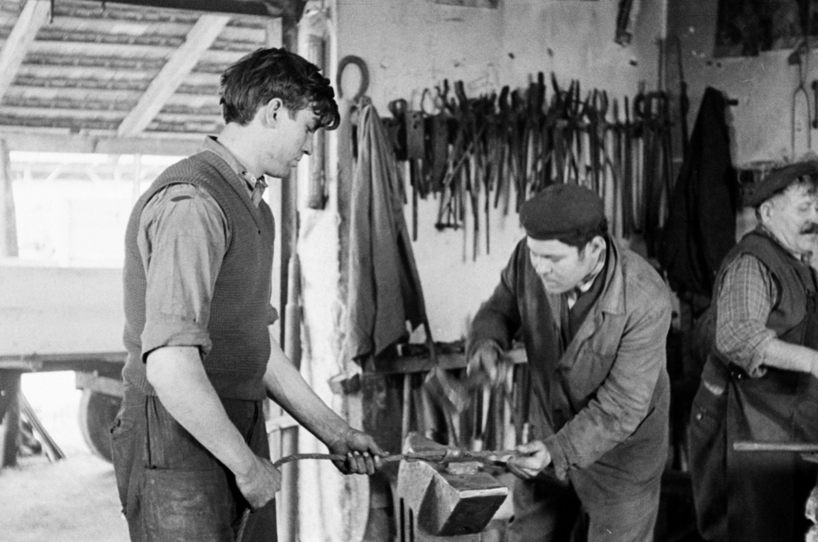 Magyarország, Nagykőrös, a Szabadság Termelőszövetkezet kovácsműhelye., 1970, Péterffy István, kovácsműhely, üllő, Fortepan #142484