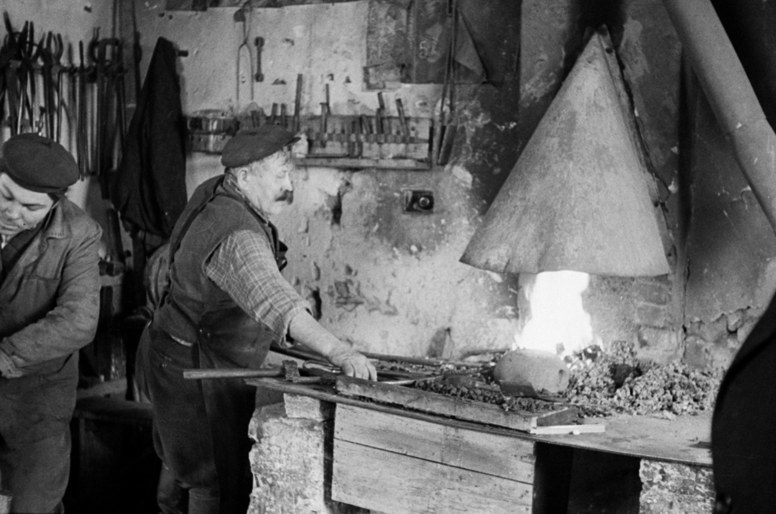 Magyarország, Nagykőrös, a Szabadság Termelőszövetkezet kovácsműhelye., 1970, Péterffy István, kovácsműhely, Fortepan #142485