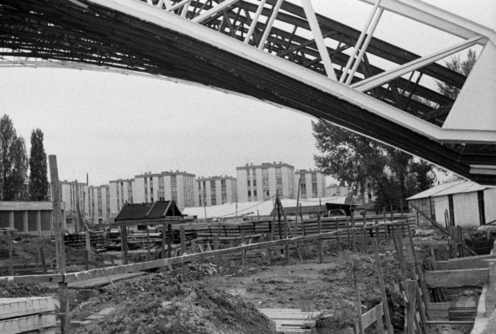 Magyarország, Szeged, épül az újszegedi sportcsarnok, háttérben az Odessza városrész házai., 1970, Péterffy István, Fortepan #142486