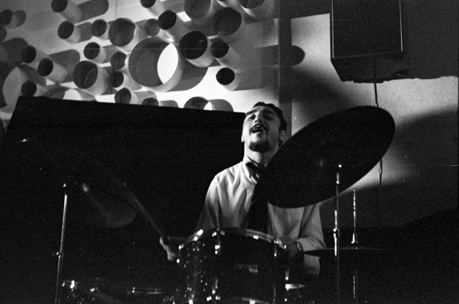 Magyarország, Cegléd, Kossuth étterem, az V. Jazz randevú résztvevője. Lakatos Pecek Géza jazzdobos., 1969, Péterffy István, hangszer, dob, jazztörténet, cintányér, Fortepan #142519