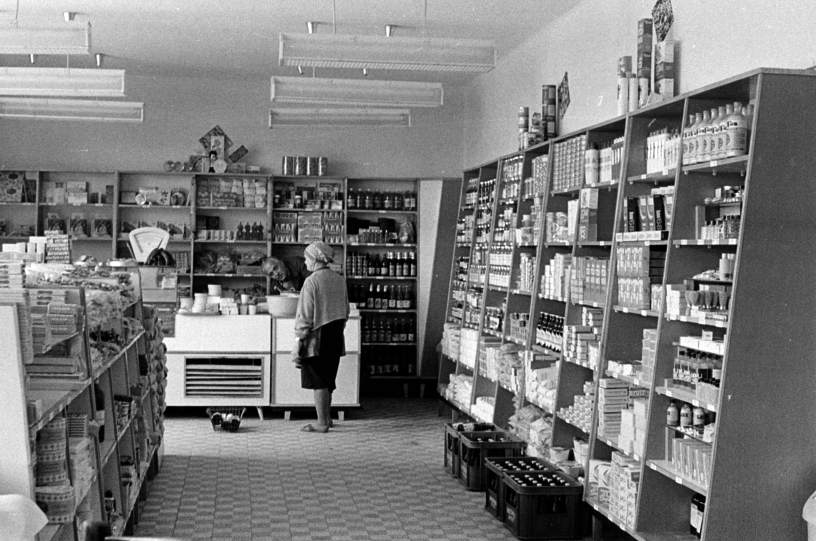 Magyarország, Nagykőrös, Tormás városrész, ÁFÉSZ vegyesbolt., 1970, Péterffy István, üzletbelső, önkiszolgáló, mérleg, Fortepan #142530