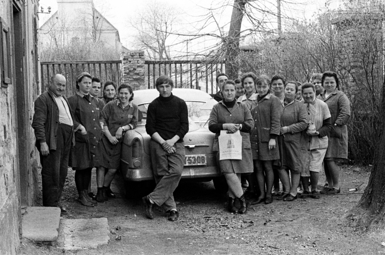 Hungary, Gomba, Bajcsy-Zsilinszky utca 1., az Új Élet MGTSZ melléküzemének dolgozói az egykori Bárczay-kastély udvarán. Háttérben a református templom., 1968, Péterffy István, tableau, Fortepan #142533