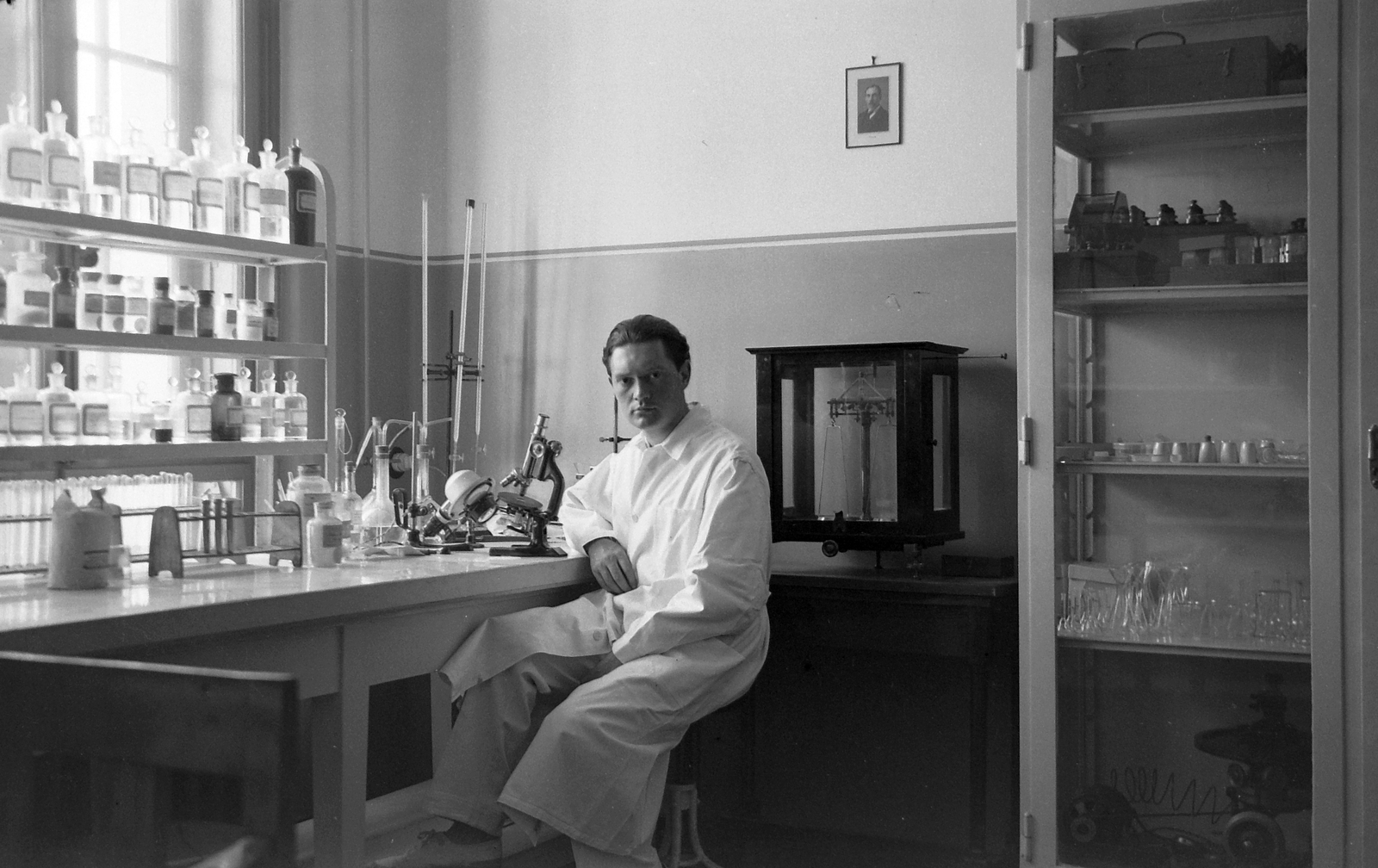 1939, Csontos Péter, portrait, laboratory, microscope, test tube, burette, Fortepan #14254
