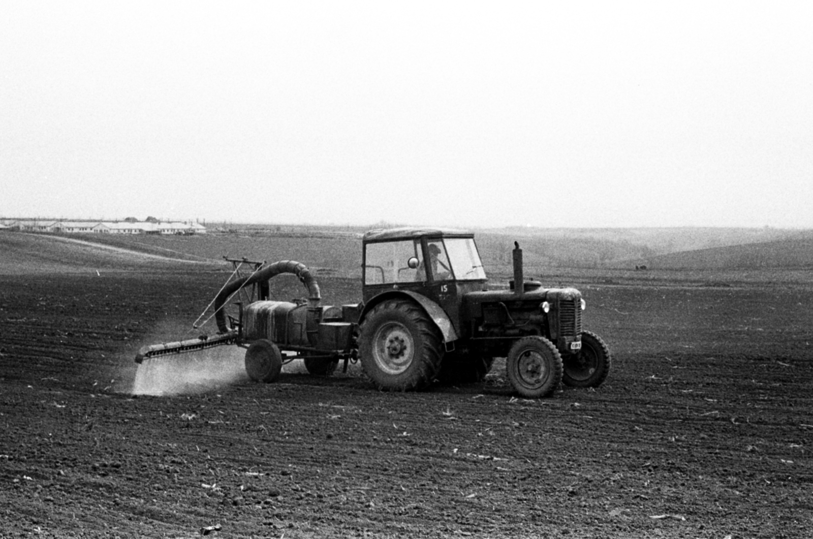 Hungary, Gomba, Felsőfarkasd, a Monori Állami Gazdaság üzemegysége, a borsóföldön végzik a vegyszeres gyomirtást., 1970, Péterffy István, agriculture, agricultural machine, Fortepan #142540