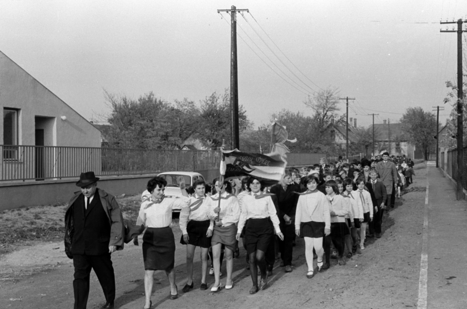 Magyarország, Vasad, Szövetkezeti út az általános iskola előtt a Petőfi Sándor utca felől a Kossuth Lajos utca felé nézve., 1968, Péterffy István, Fortepan #142542