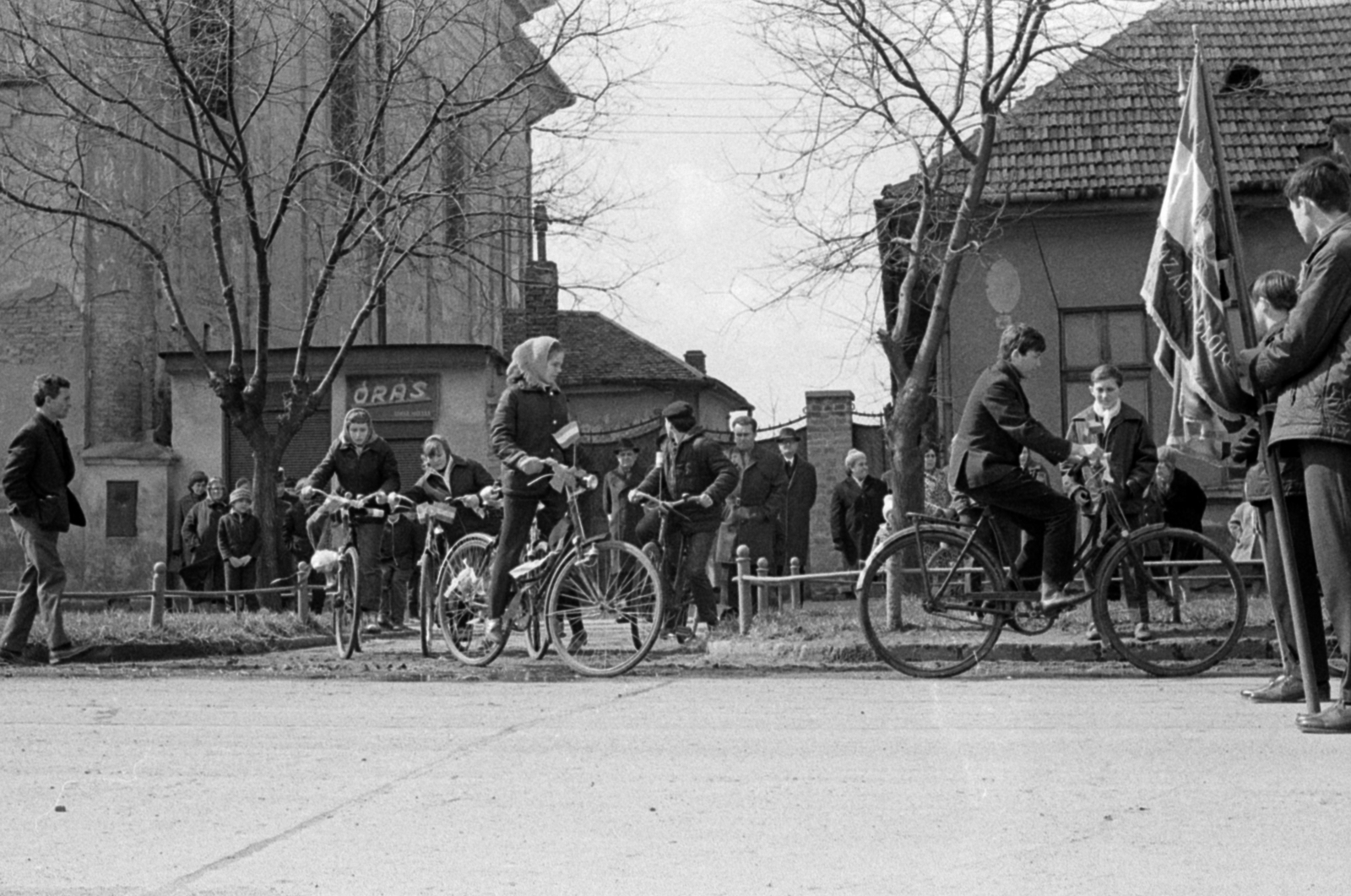 Hungary, Monor, Kossuth Lajos utca, a 88. szám előtti szovjet hősi emlékműnél tartott ünnepség résztvevőinek egy csoportja., 1968, Péterffy István, Fortepan #142546