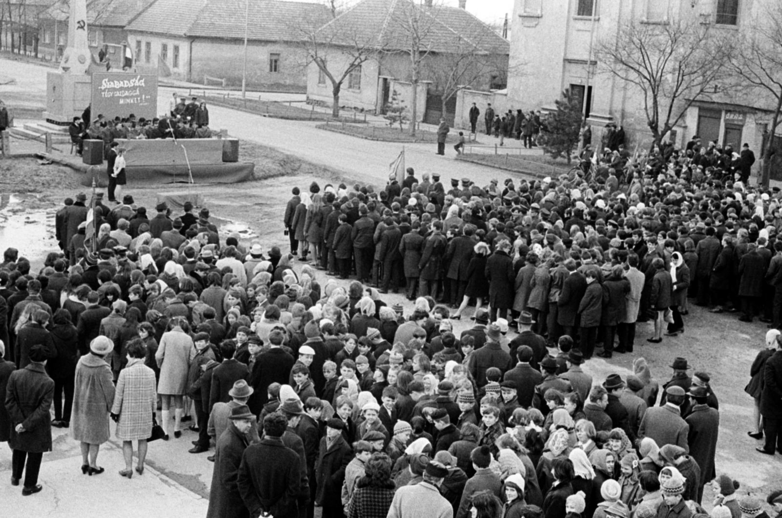 Magyarország, Monor, ünnepség a Kossuth Lajos utca 88. előtti szovjet hősi emlékműnél., 1968, Péterffy István, Fortepan #142547