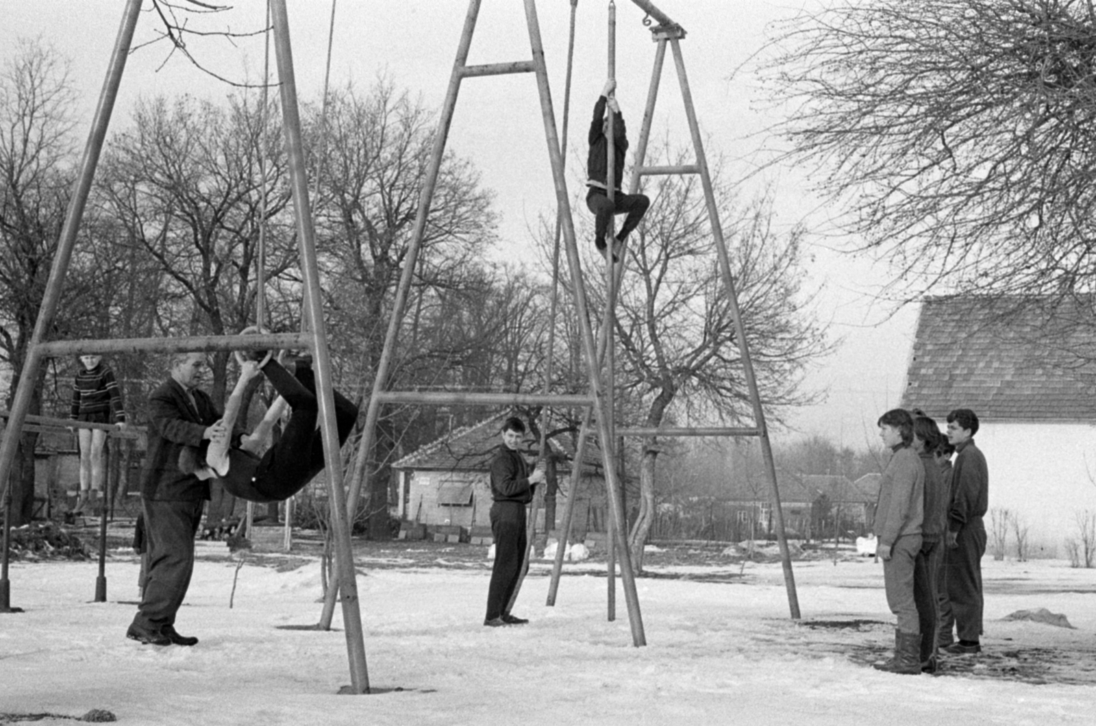 Hungary, Monorierdő, Általános Iskola, a tornaállvány a Budapesti Kőolajipari Gépgyár ajándéka., 1968, Péterffy István, Exercise Equipment, Fortepan #142551