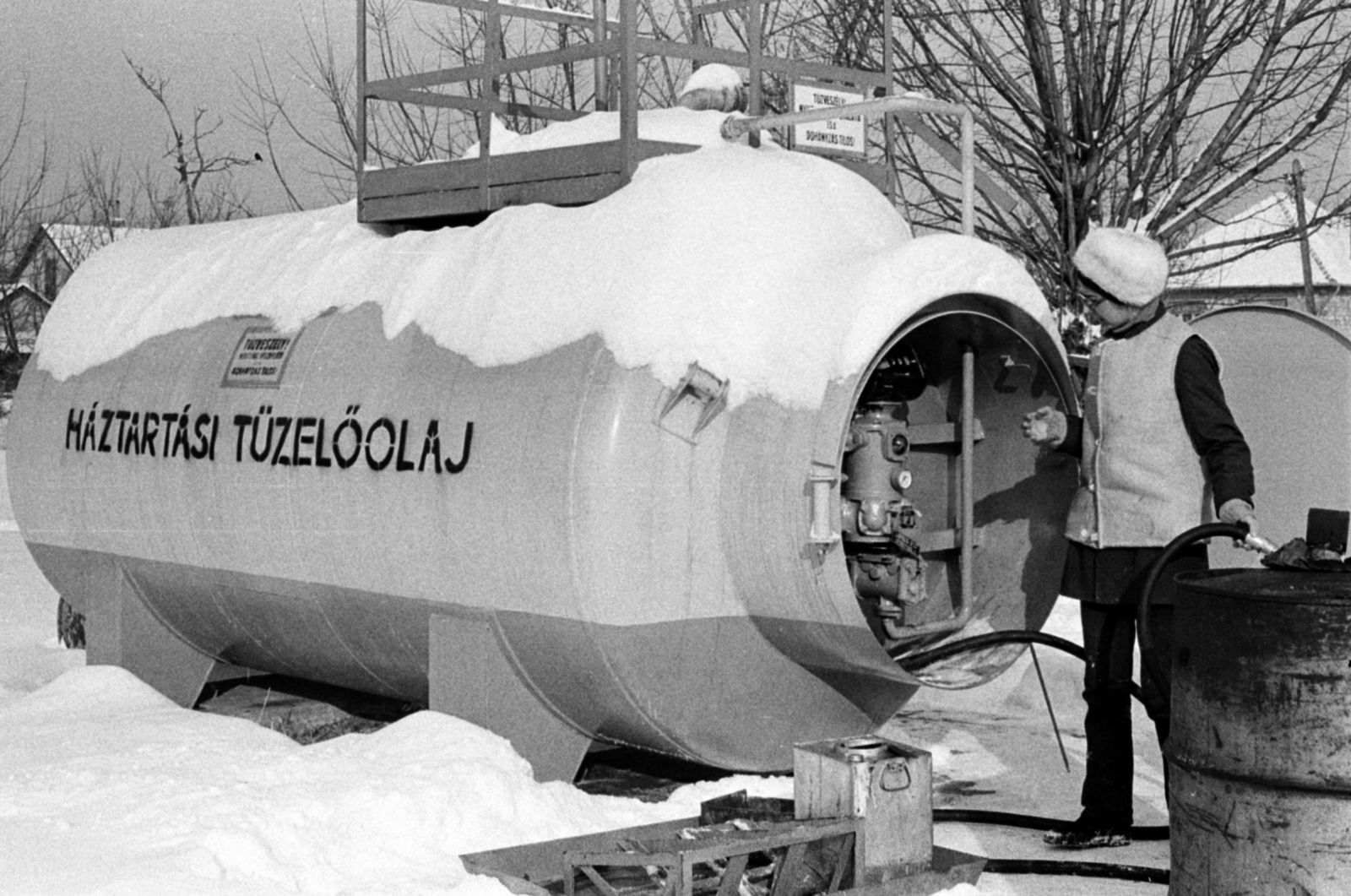 Hungary, Monor, deecember 11-én nyílt meg a Mátyás király utcában a 10 ezer liter űrtartalmú új, háztartási olajkút., 1971, Péterffy István, barrel, working woman, container, Fortepan #142557