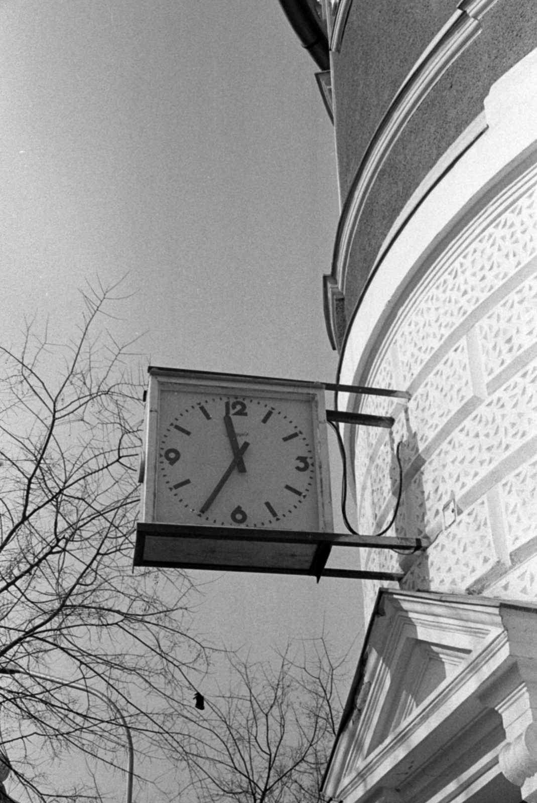 Hungary, Cegléd, Kossuth tér - Szabadság tér sarok., 1970, Péterffy István, public clock, Fortepan #142571