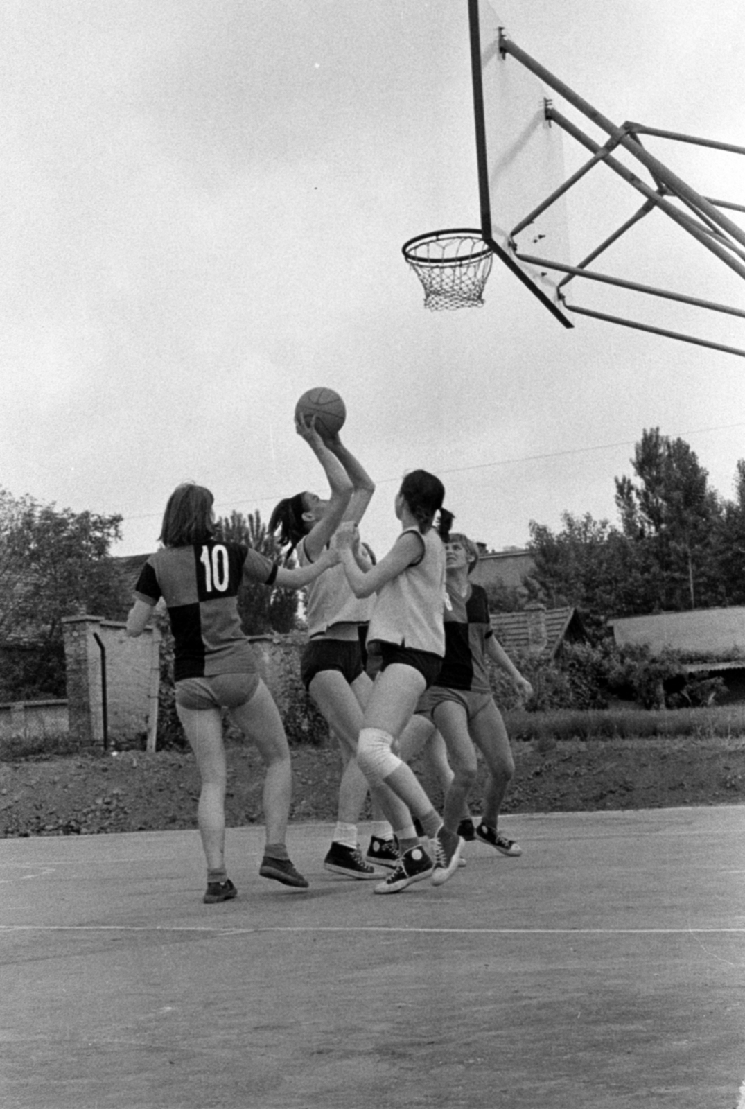 Magyarország, Monor, Dózsa György utca, a József Attila Gimnázium kosárlabda pályája. Kistext - Monori SE női NB III-as mérkőzés., 1970, Péterffy István, kosárlabda, kosárlabda palánk, Fortepan #142577