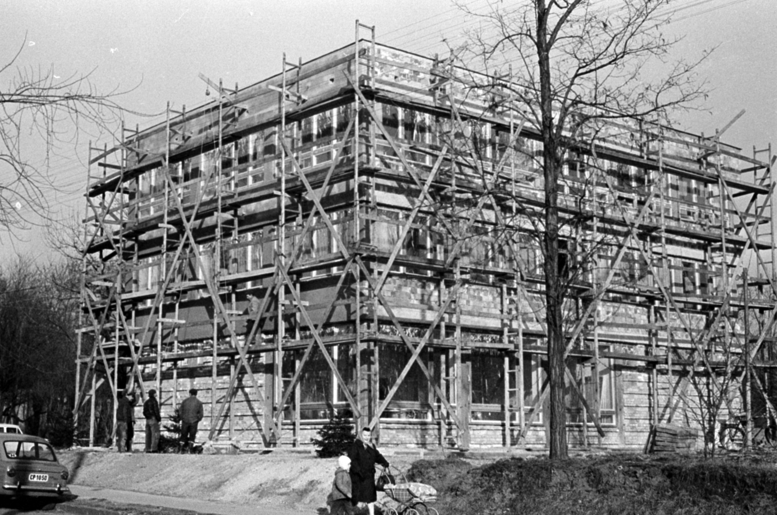 Hungary, Gyömrő, Szent István út (Steinmetz kapitány utca) a Szabadság park felé nézve, TÖVÁL-székház, ma átalakítva Polgármesteri Hivatal., 1970, Péterffy István, construction, scaffolding, Fortepan #142590