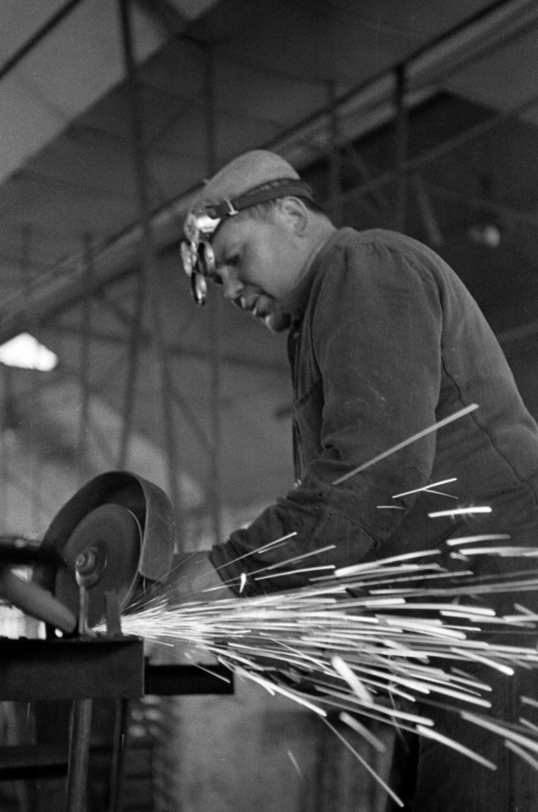 Magyarország, Maglód, a Maglódi Gépgyár előkészítő üzeme., 1970, Péterffy István, hegesztőszemüveg, szikraeső, Fortepan #142612