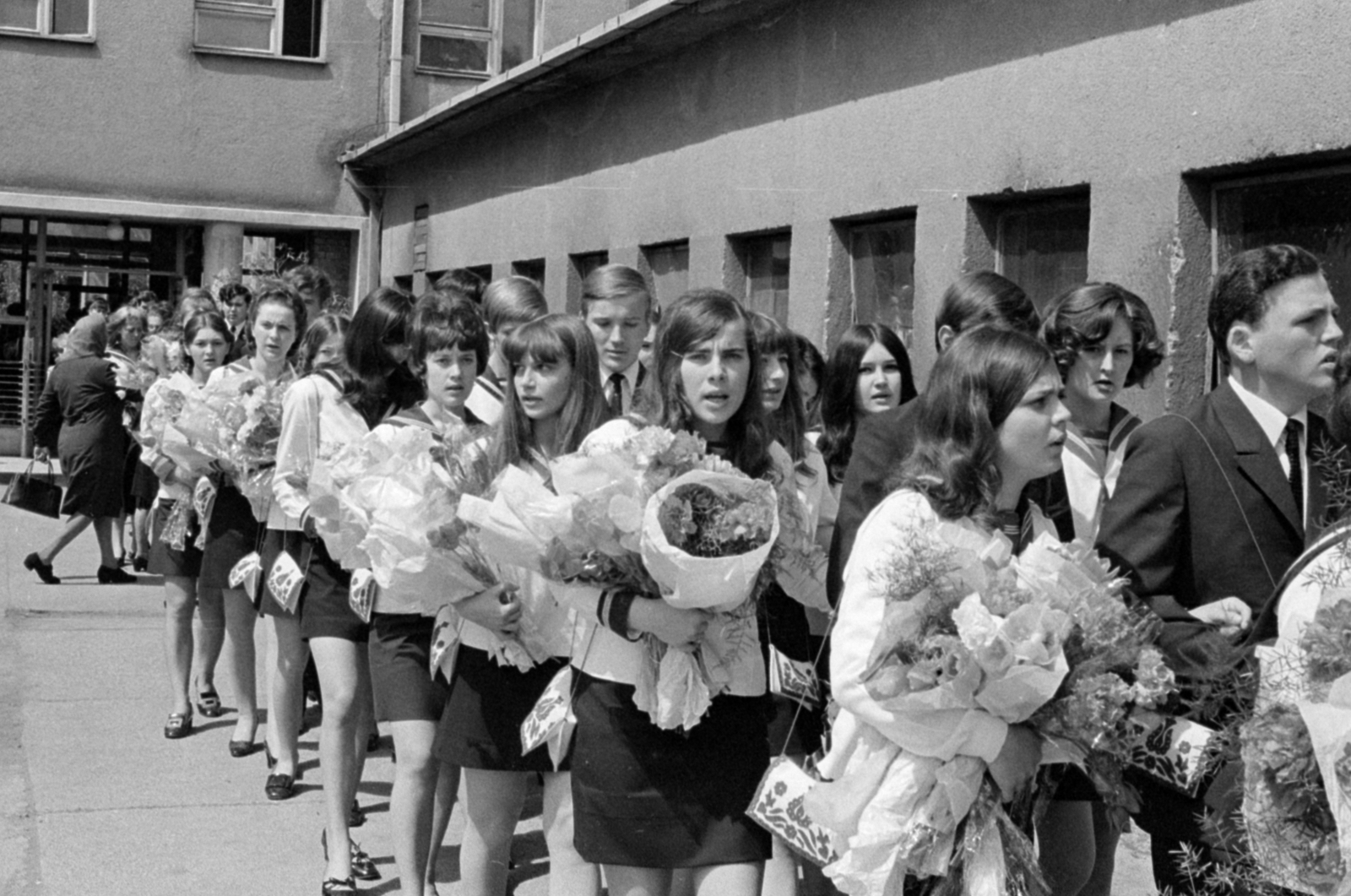 Magyarország, Monor, Ady Endre út 12-14., József Attila Gimnázium (később József Attila Gimnázium és Közgazdasági Szakközépiskola), ballagás., 1970, Péterffy István, ballagás, matrózblúz, virágcsokor, tarisznya, Fortepan #142638