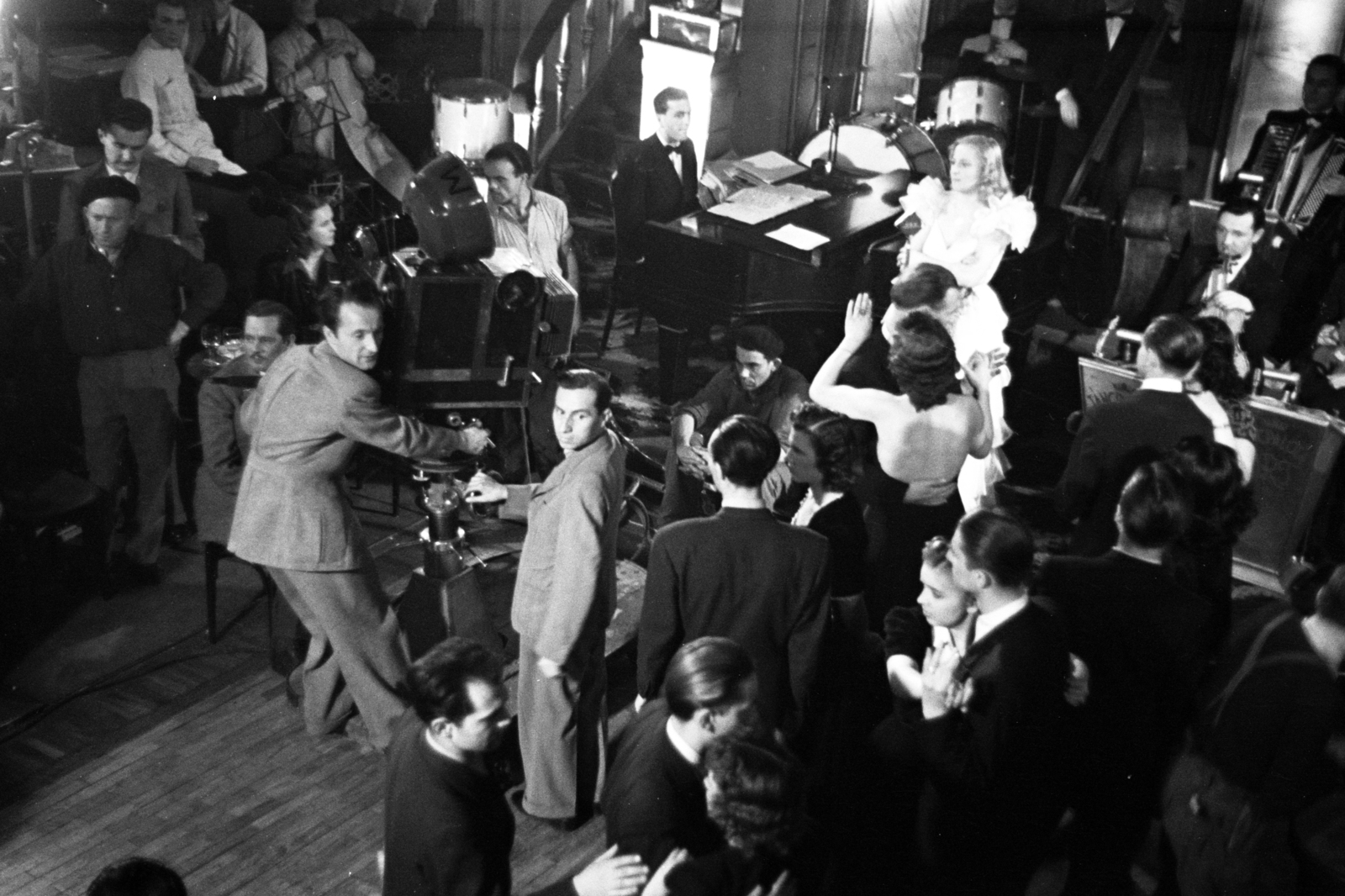 Hungary, Budapest IX., Könyves Kálmán körút 15., a Magyar Film Iroda Rt (MFI) műterme, a Csak egy nap a világ című film forgatása. A kamerával Hegyi Barnabás operatőr, mögötte kissé takarva Vaszary János rendező., 1943, Chuckyeager tumblr, filming, dance, movie camera, ball, Budapest, Fortepan #142654