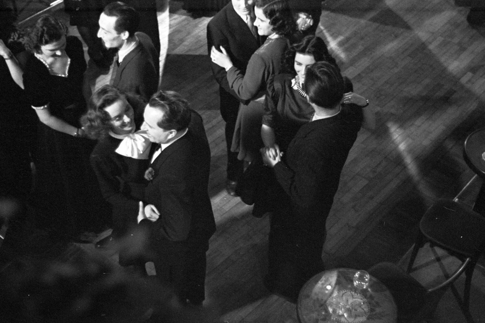 Hungary, Budapest IX., Könyves Kálmán körút 15., a Magyar Film Iroda Rt (MFI) műterme, a Csak egy nap a világ című film forgatása. Az előtérben Muráti lili és Páger Antal színművészek., 1943, Chuckyeager tumblr, filming, Budapest, Fortepan #142656