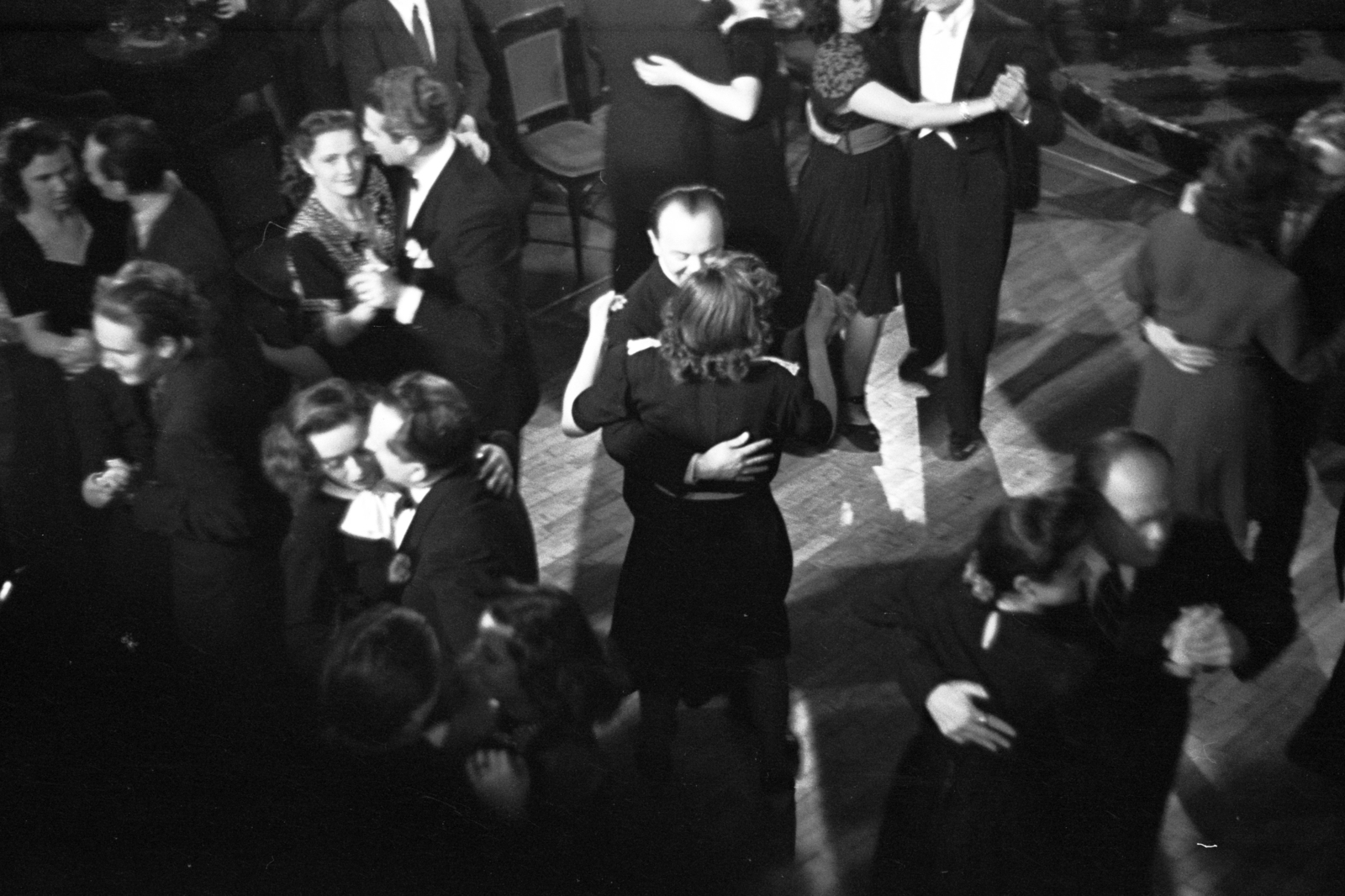 Magyarország, Budapest IX., Könyves Kálmán körút 15., a Magyar Film Iroda Rt (MFI) műterme, a Csak egy nap a világ című film forgatása. Az előtérben balra Muráti lili és Páger Antal színművészek., 1943, Chuckyeager tumblr, filmforgatás, Budapest, Fortepan #142657