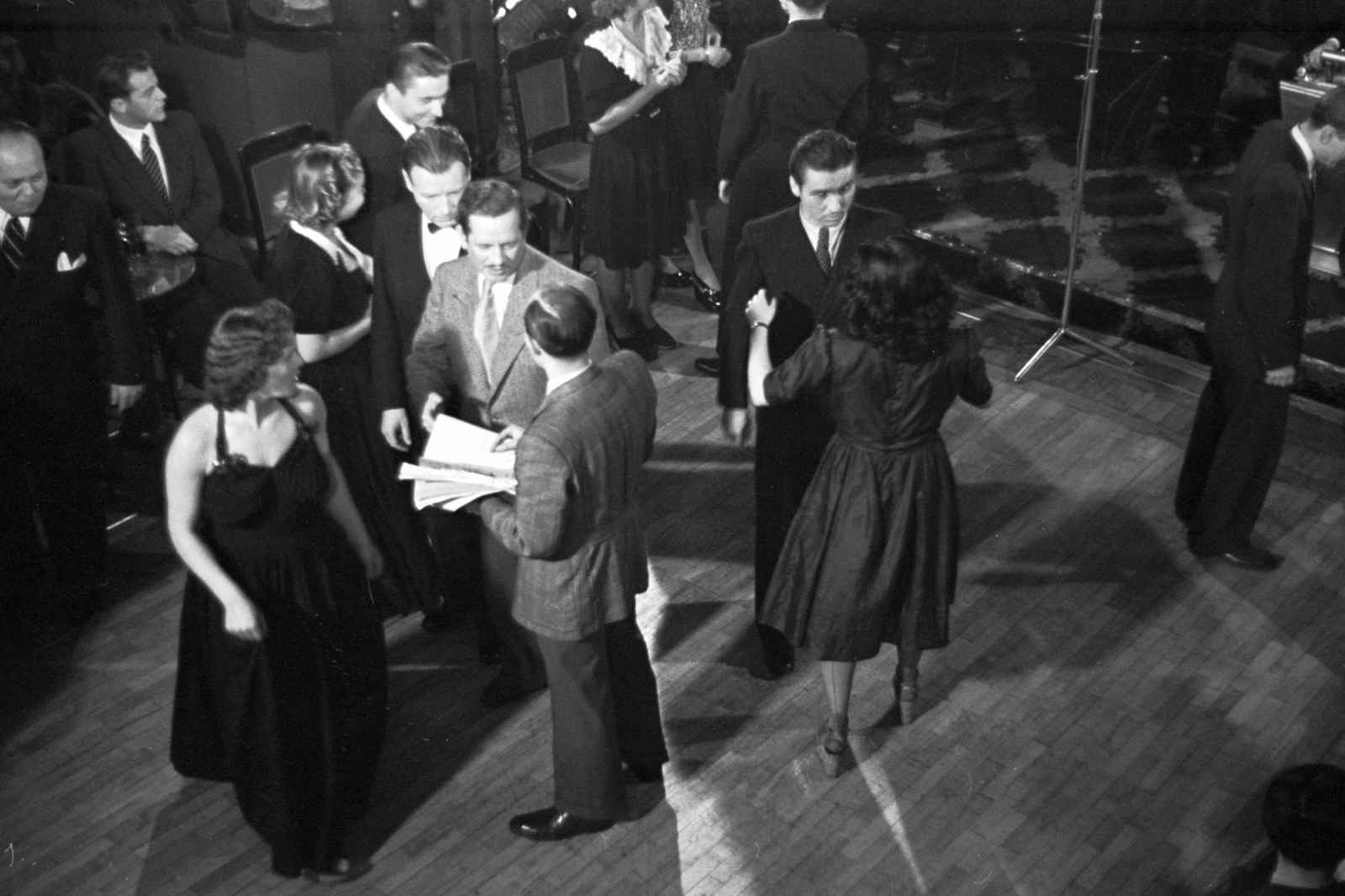 Hungary, Budapest IX., Könyves Kálmán körút 15., a Magyar Film Iroda Rt (MFI) műterme, a Csak egy nap a világ című film forgatása. Szemben, világos zakóban Vaszary János rendező., 1943, Chuckyeager tumblr, filming, Budapest, Fortepan #142658