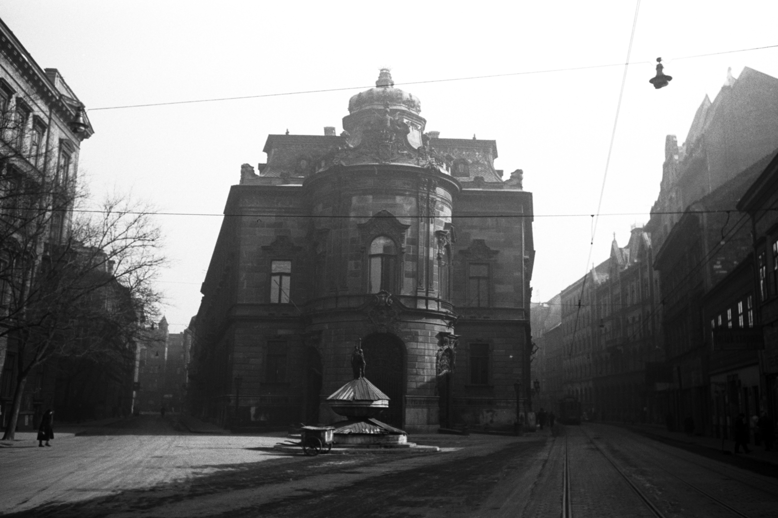 Hungary, Budapest VIII., a Reviczky utca és a Baross utca találkozása, szemben a Wenckheim-palota, a Fővárosi Szabó Ervin Könyvtár központi épülete., 1938, Chuckyeager tumblr, Renaissance Revival, Budapest, Neo-Baroque-style, Arthur Meinig-design, Fortepan #142664