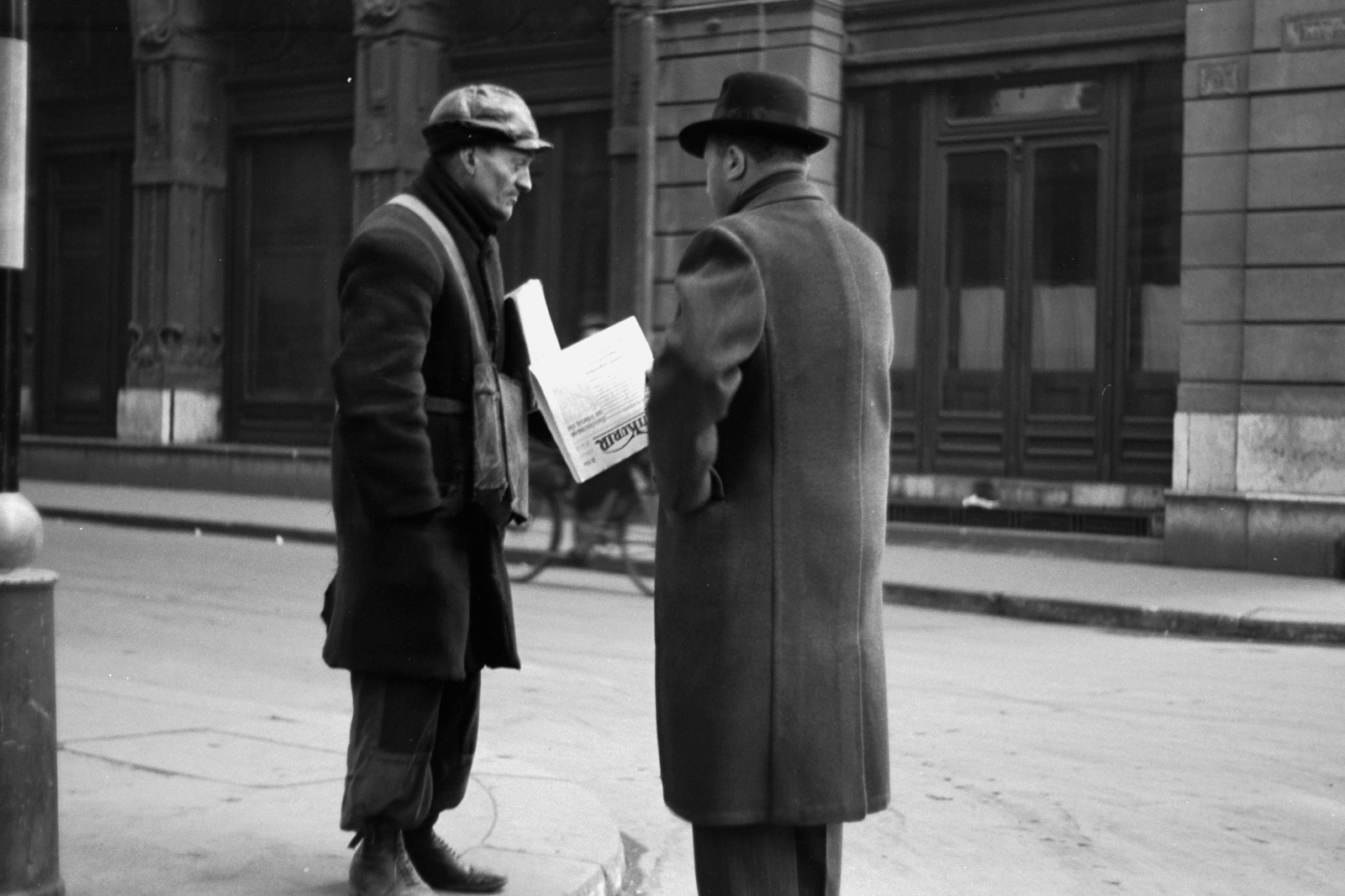 Magyarország, Budapest V., Bank utca - Vadász utca sarok, szemben a Bank utca 9., a háborúban megsemmisült, ma a Podmaniczy Frigyes tér van a helyén., 1938, Chuckyeager tumblr, újságárus, Budapest, Fortepan #142668