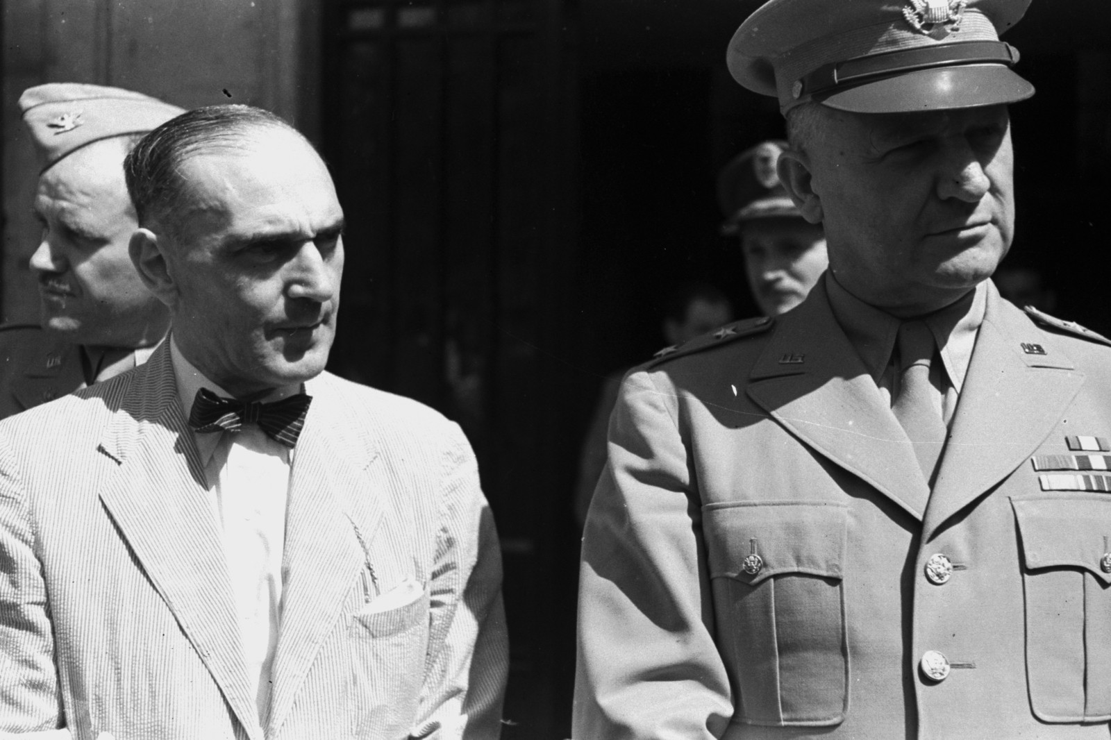 Magyarország, Budapest V., Kossuth Lajos tér 18., a felvétel az Egyesült Államok katonai missziójának székháza előtt az amerikai magyarok gyógyszerajándékának átadásakor készült. Arthur Sohoenfeld követ, a Szövetséges Ellenőrző Bizottság amerikai missziójának vezetője. Jobbra William S. Key altábornagy, az amerikai katonai misszió vezetője, mögötte takarásban Oliver P. Edgcumbe marshall, Szövetséges Ellenőrző Bizottság angol misszójának a vezetője., 1945, Chuckyeager tumblr, csokornyakkendő, amerikai katona, Budapest, Fortepan #142678