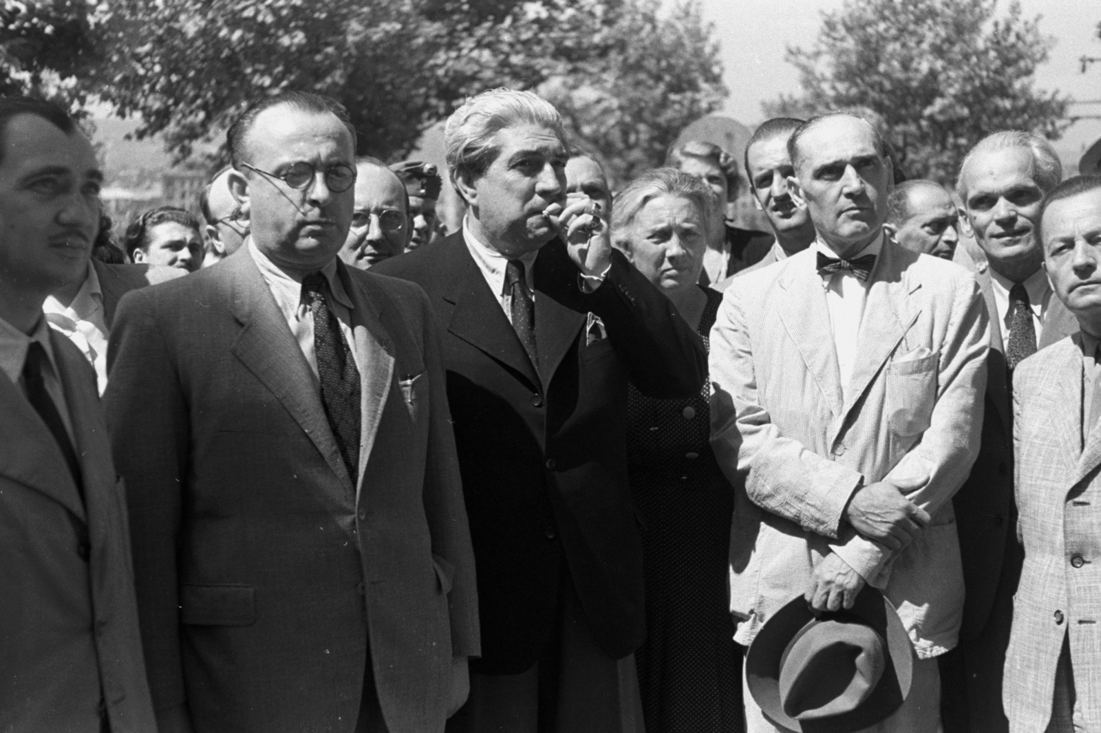 Magyarország, Budapest V., Kossuth Lajos tér. A felvétel a 18. számú épület, az Egyesült Államok katonai missziójának székháza előtt az amerikai magyarok gyógyszerajándékának átadásakor készült. Balról a második Vas Zoltán a főváros polgármestere, a harmadik Zsedényi Béla az Ideiglenes Nemzetgyűlés elnöke, középen takarásban Kéthly Anna a Magyar Vöröskereszt társelnöke. Kalappal a kezében Arthur Schoenfeld követ, a Szövetséges Ellenőrző Bizottság amerikai missziójának vezetője, tőle jobbra takarásban Gyöngyösi János külügyminiszter, jobb szélen Molnár Erik népjóléti miniszter., 1945, Chuckyeager tumblr, Budapest, kalap kézben, Fortepan #142681