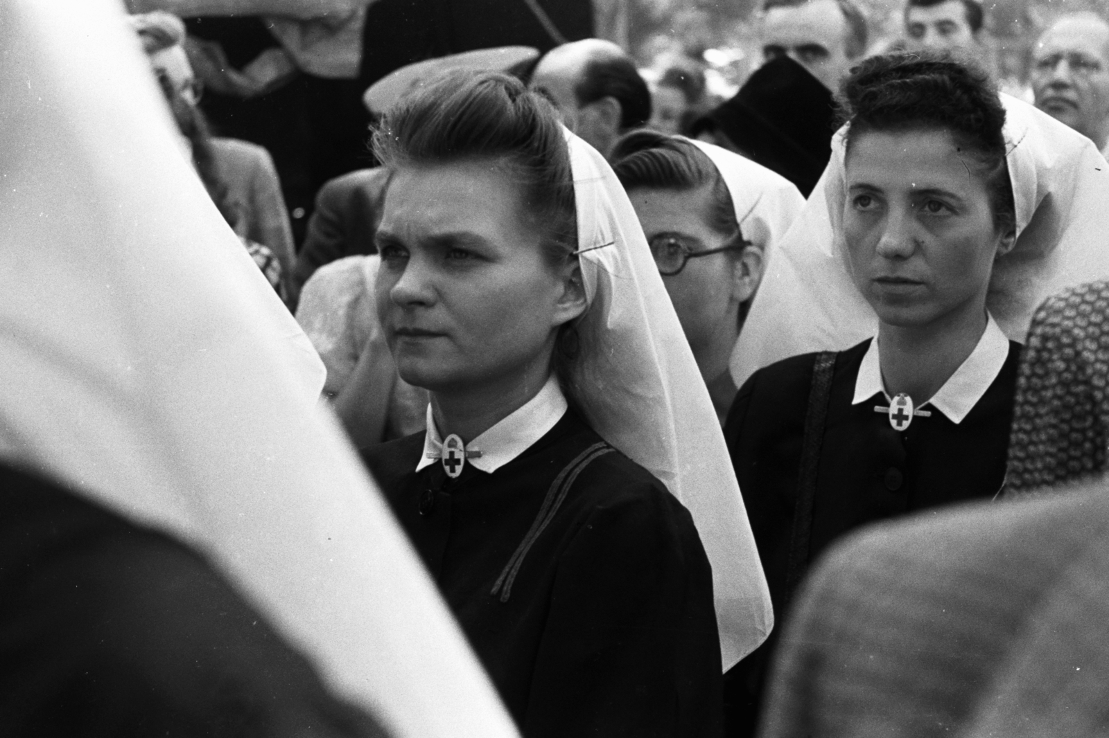 Magyarország, Budapest V., Kossuth Lajos tér. A felvétel a 18. számú épület, az Egyesült Államok katonai missziójának székháza előtt az amerikai magyarok gyógyszerajándékának átadásakor készült., 1945, Chuckyeager tumblr, apáca, vöröskereszt, Budapest, Fortepan #142683