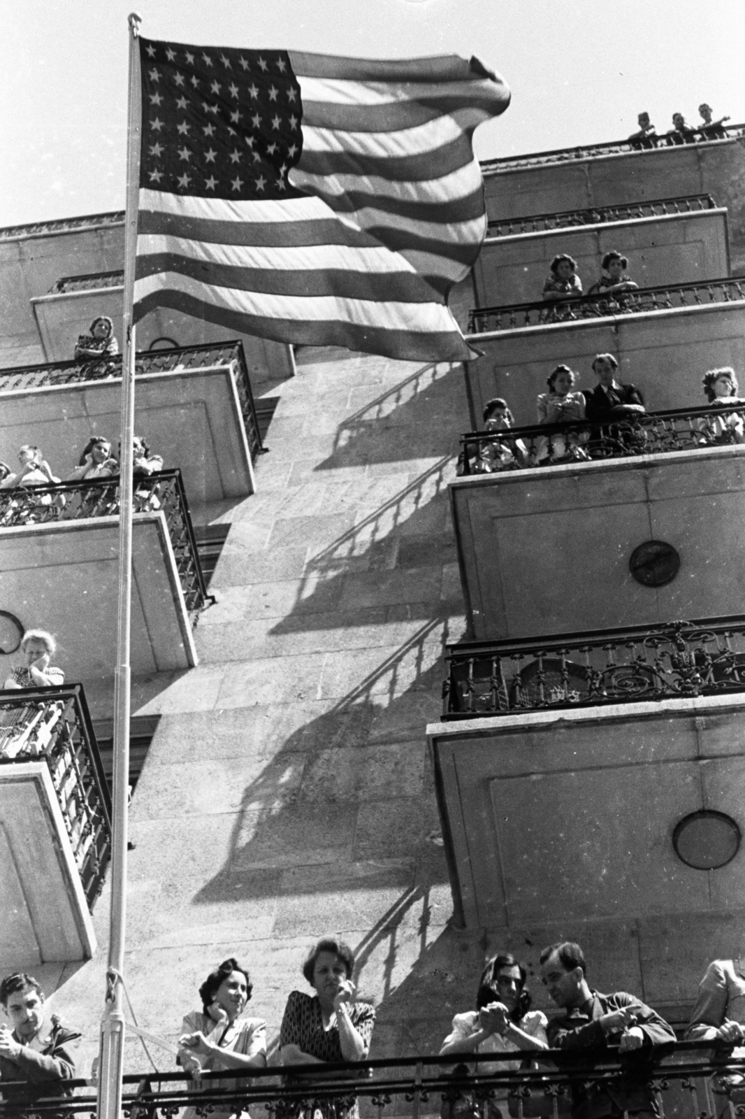 Magyarország, Budapest V., Kossuth Lajos tér 18., az Egyesült Államok katonai missziójának székháza az amerikai magyarok gyógyszerajándékának átadásakor., 1945, Chuckyeager tumblr, zászló, erkély, bámészkodás, Budapest, Fortepan #142685