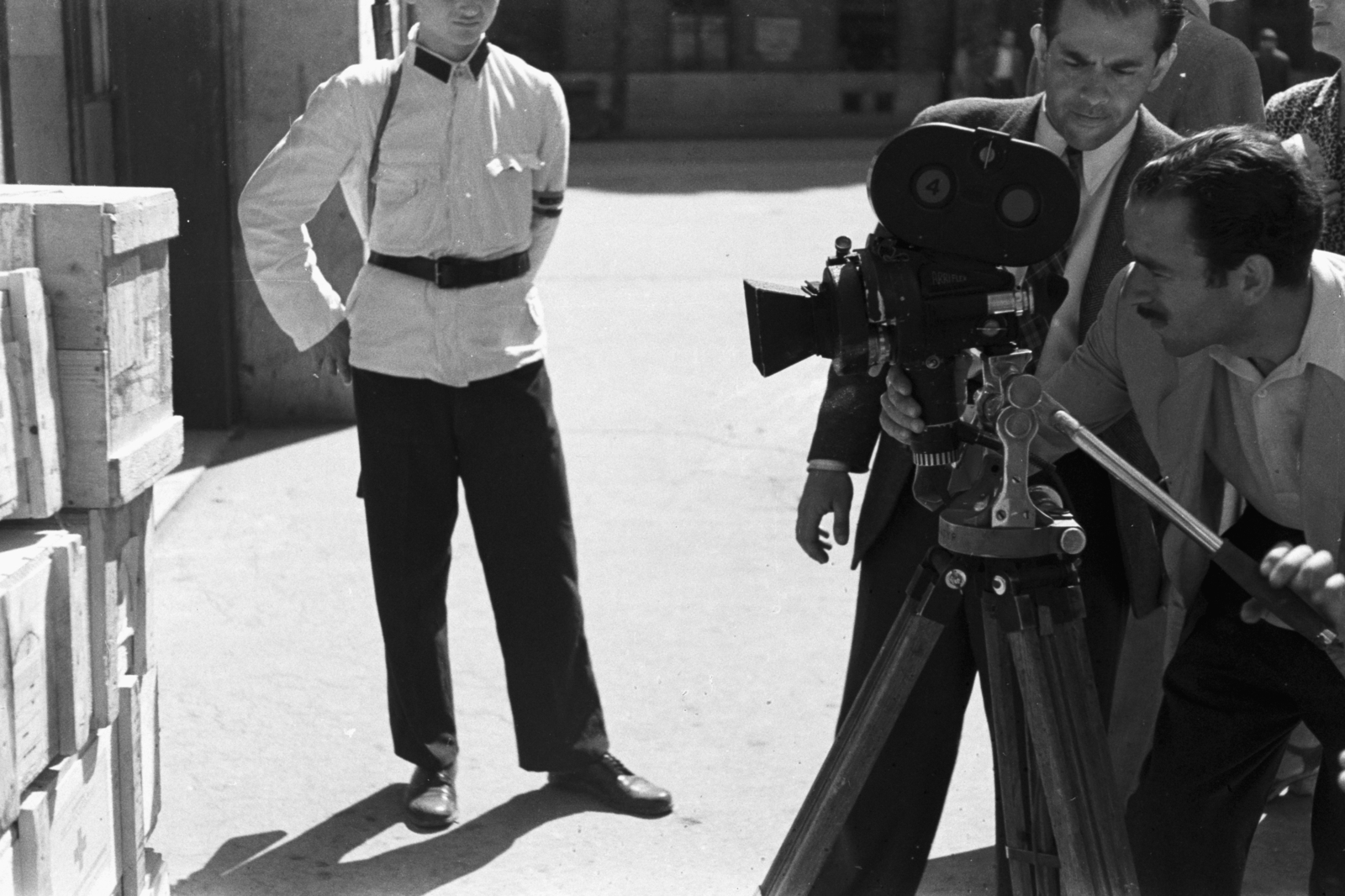 Hungary, Budapest V., Kossuth Lajos tér. A felvétel a 18. számú épület, az Egyesült Államok katonai missziójának székháza előtt az amerikai magyarok gyógyszerajándékának átadásakor készült. Ágai István operatőr felvételt készít a Mafirt Krónika számára, mellette Berendik István operatőr., 1945, Chuckyeager tumblr, cop, movie camera, chest, tripod, Budapest, Fortepan #142687