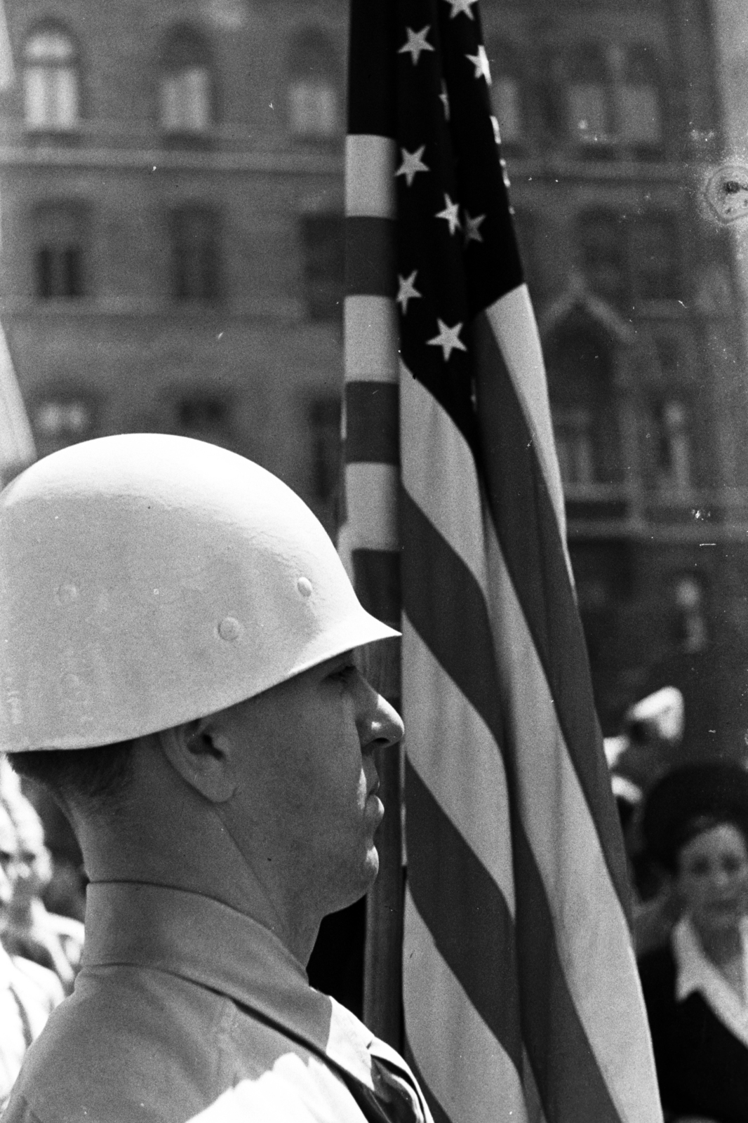 Magyarország, Budapest V., Kossuth Lajos tér. A felvétel a 18. számú épület, az Egyesült Államok katonai missziójának székháza előtt az amerikai magyarok gyógyszerajándékának átadásakor készült., 1945, Chuckyeager tumblr, zászló, rohamsisak, díszőrség, amerikai katona, Budapest, Fortepan #142692