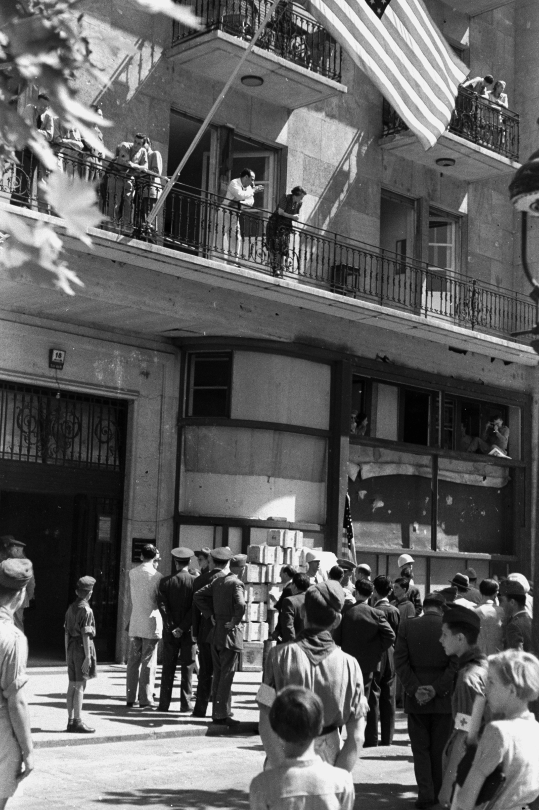 Hungary, Budapest V., Kossuth Lajos tér 18., a felvétel az Egyesült Államok katonai missziójának székháza előtt az amerikai magyarok gyógyszerajándékának átadásakor készült., 1945, Chuckyeager tumblr, flag, balcony, scouting, photography, chest, American soldier, Budapest, Fortepan #142694
