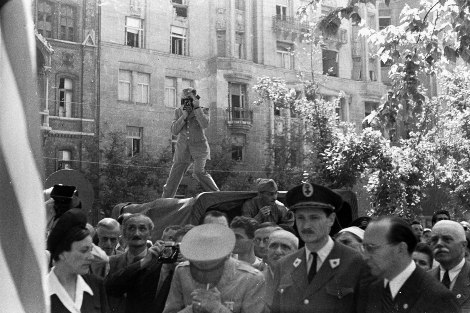 Magyarország, Budapest V., Kossuth Lajos tér. A felvétel a 18. számú épület, az Egyesült Államok katonai missziójának székháza előtt az amerikai magyarok gyógyszerajándékának átadásakor készült., 1945, Chuckyeager tumblr, fényképezőgép, fotózás, vöröskereszt, amerikai katona, Budapest, Fortepan #142699