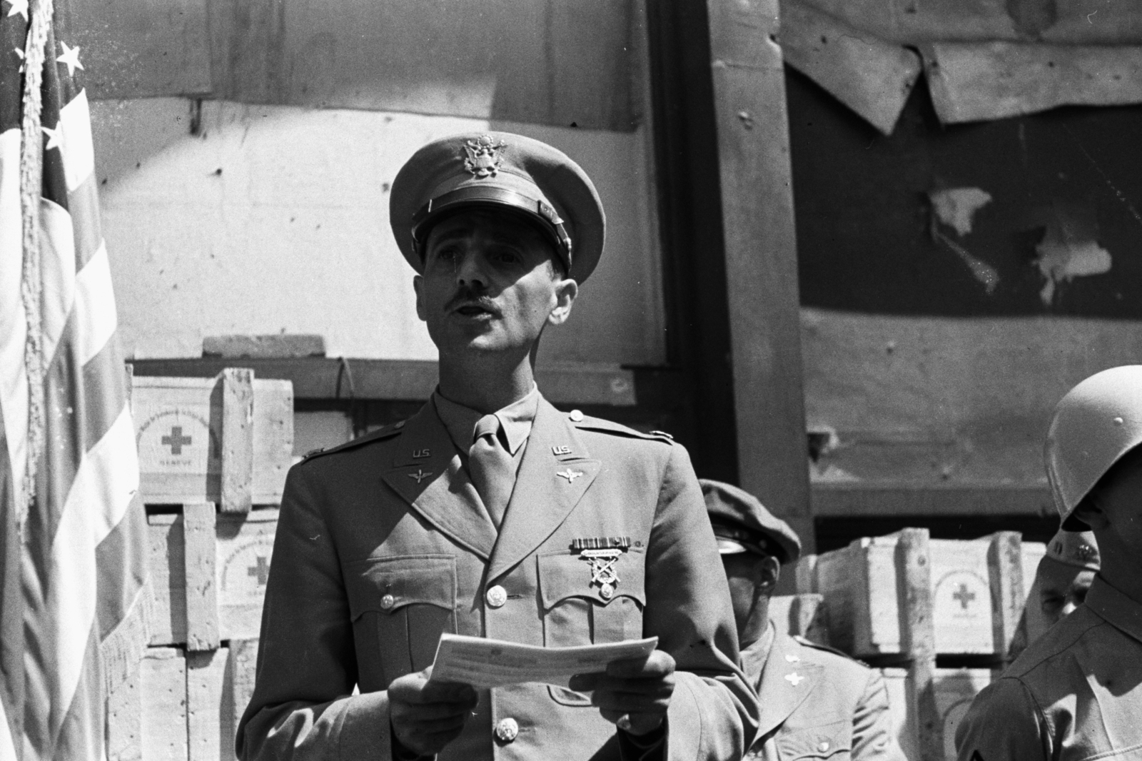 Hungary, Budapest V., Kossuth Lajos tér 18., a felvétel az Egyesült Államok katonai missziójának székháza előtt az amerikai magyarok gyógyszerajándékának átadásakor készült. George S. Kovách alezredes, aki az amerikai magyarok nevében mond beszédet., 1945, Chuckyeager tumblr, flag, helmet, chest, American soldier, Budapest, Fortepan #142701