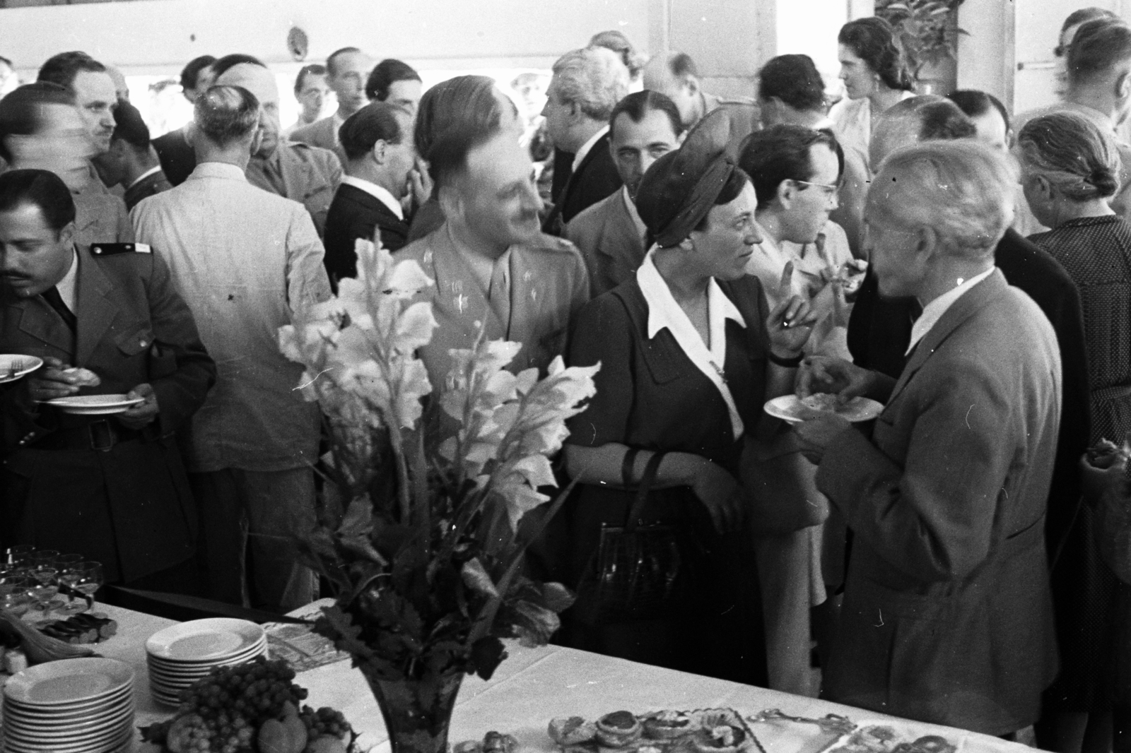 Magyarország, Budapest V., Kossuth Lajos tér 18., fogadás az Egyesült Államok katonai missziójának székházában az amerikai magyarok gyógyszerajándékának átadásakor., 1945, Chuckyeager tumblr, bankett, Budapest, Fortepan #142702