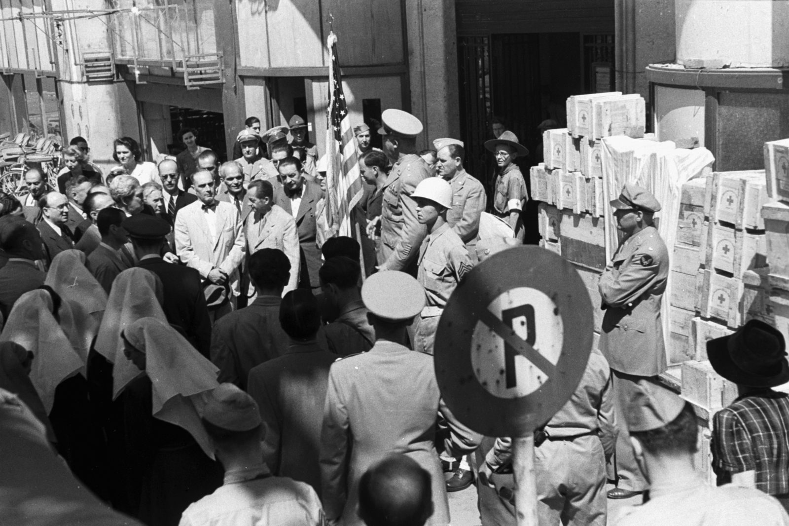 Hungary, Budapest V., Kossuth Lajos tér 18., a felvétel az Egyesült Államok katonai missziójának székháza előtt az amerikai magyarok gyógyszerajándékának átadásakor készült., 1945, Chuckyeager tumblr, flag, nun, scouting, chest, road sign, American soldier, Budapest, Fortepan #142704