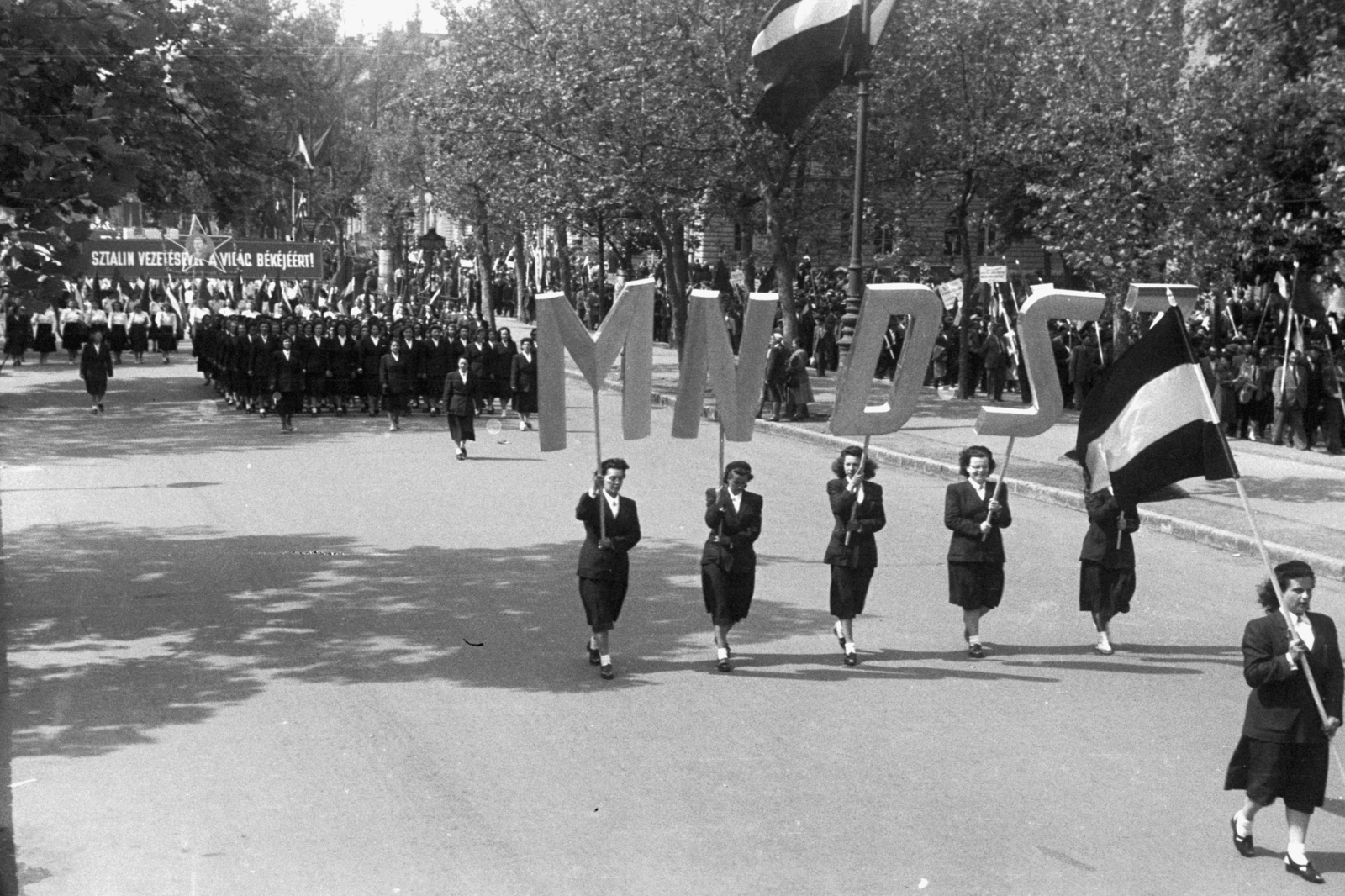 Hungary, Budapest VI., Andrássy út, május 1-i felvonulók, háttérben jobbra a Bajza utca., 1949, Chuckyeager tumblr, march, Budapest, Fortepan #142714