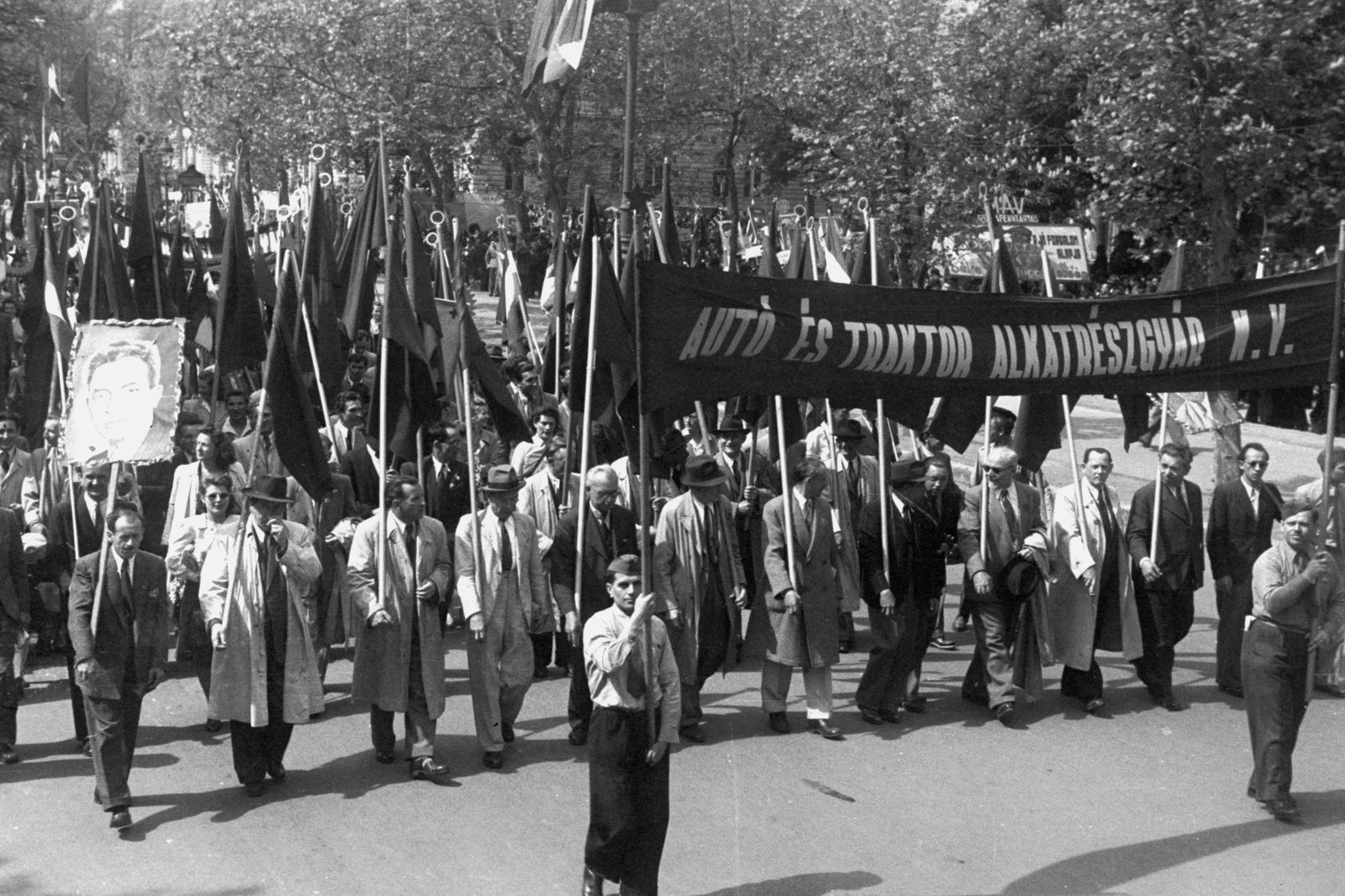 Hungary, Budapest VI., Andrássy út, május 1-i felvonulók, háttérben jobbra a Bajza utca., 1949, Chuckyeager tumblr, march, Budapest, men, flag, Fortepan #142715