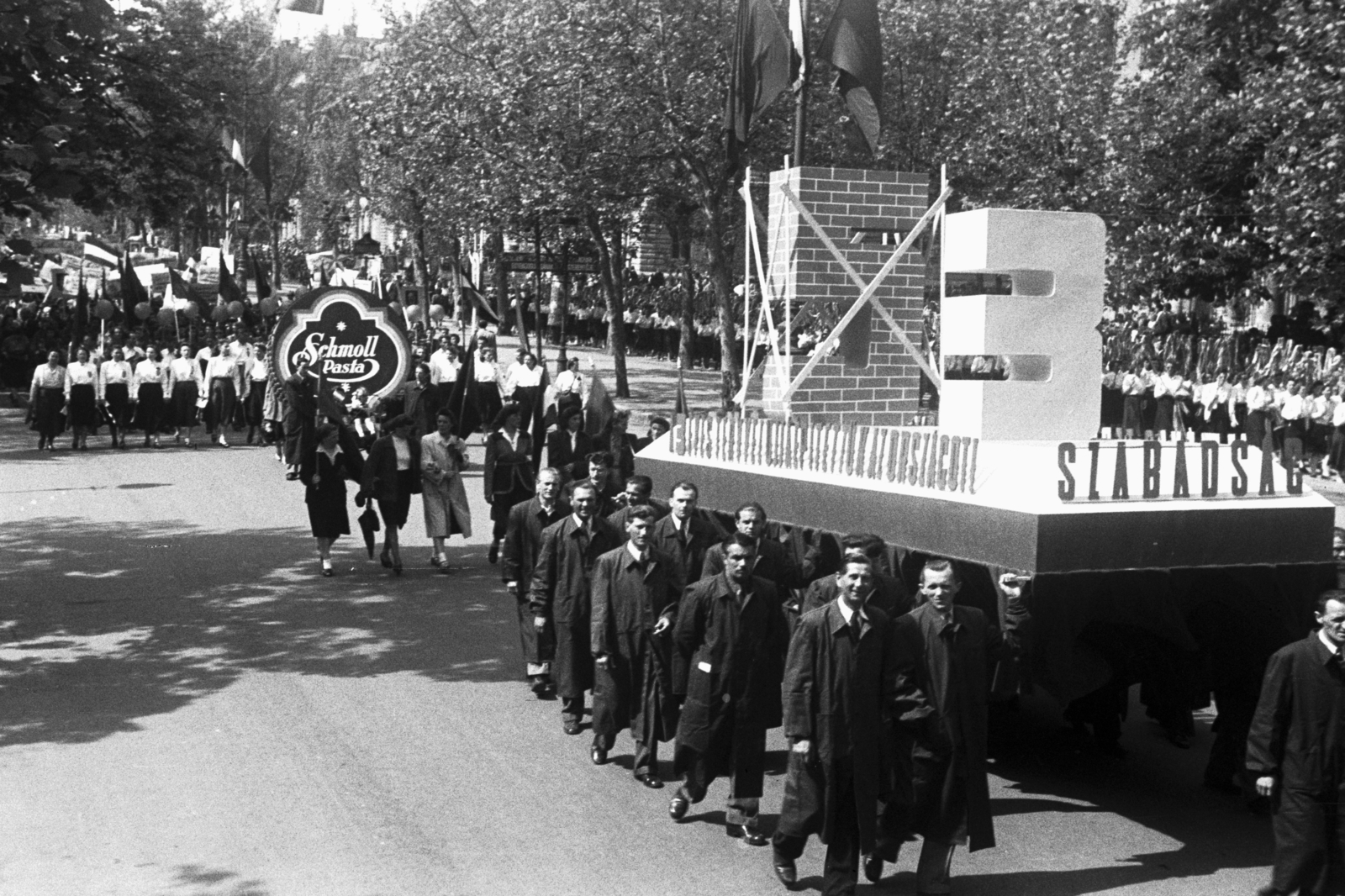 Hungary, Budapest VI., Andrássy út, május 1-i felvonulók, háttérben jobbra a Bajza utca., 1949, Chuckyeager tumblr, march, Budapest, Fortepan #142723