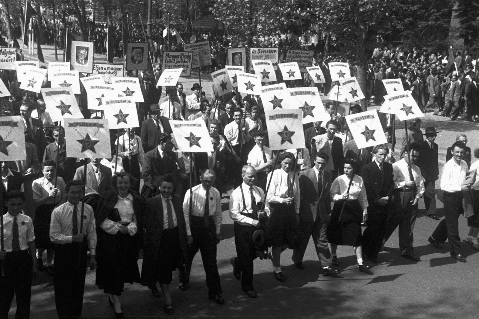 Hungary, Budapest VI., Andrássy út, május 1-i felvonulók, háttérben jobbra a Bajza utca., 1949, Chuckyeager tumblr, march, Budapest, Fortepan #142724
