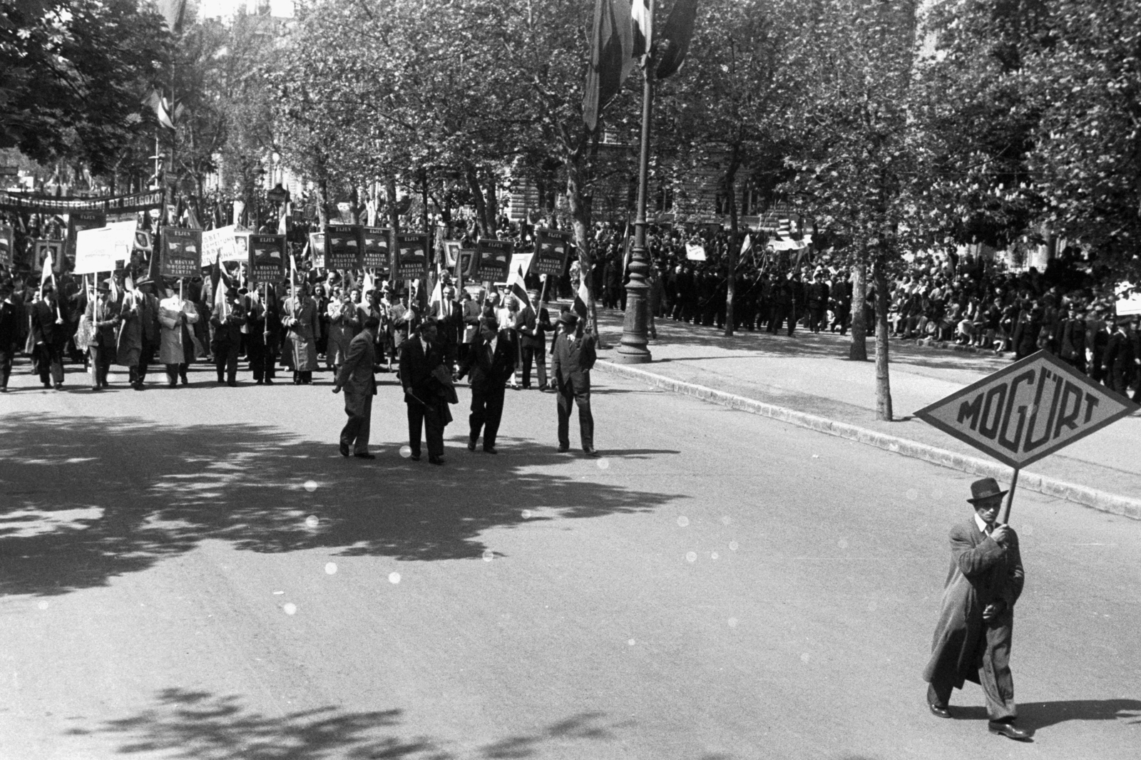 Hungary, Budapest VI., Andrássy út, május 1-i felvonulók, háttérben jobbra a Bajza utca., 1949, Chuckyeager tumblr, march, Budapest, MOGÜRT-organisation, Fortepan #142726