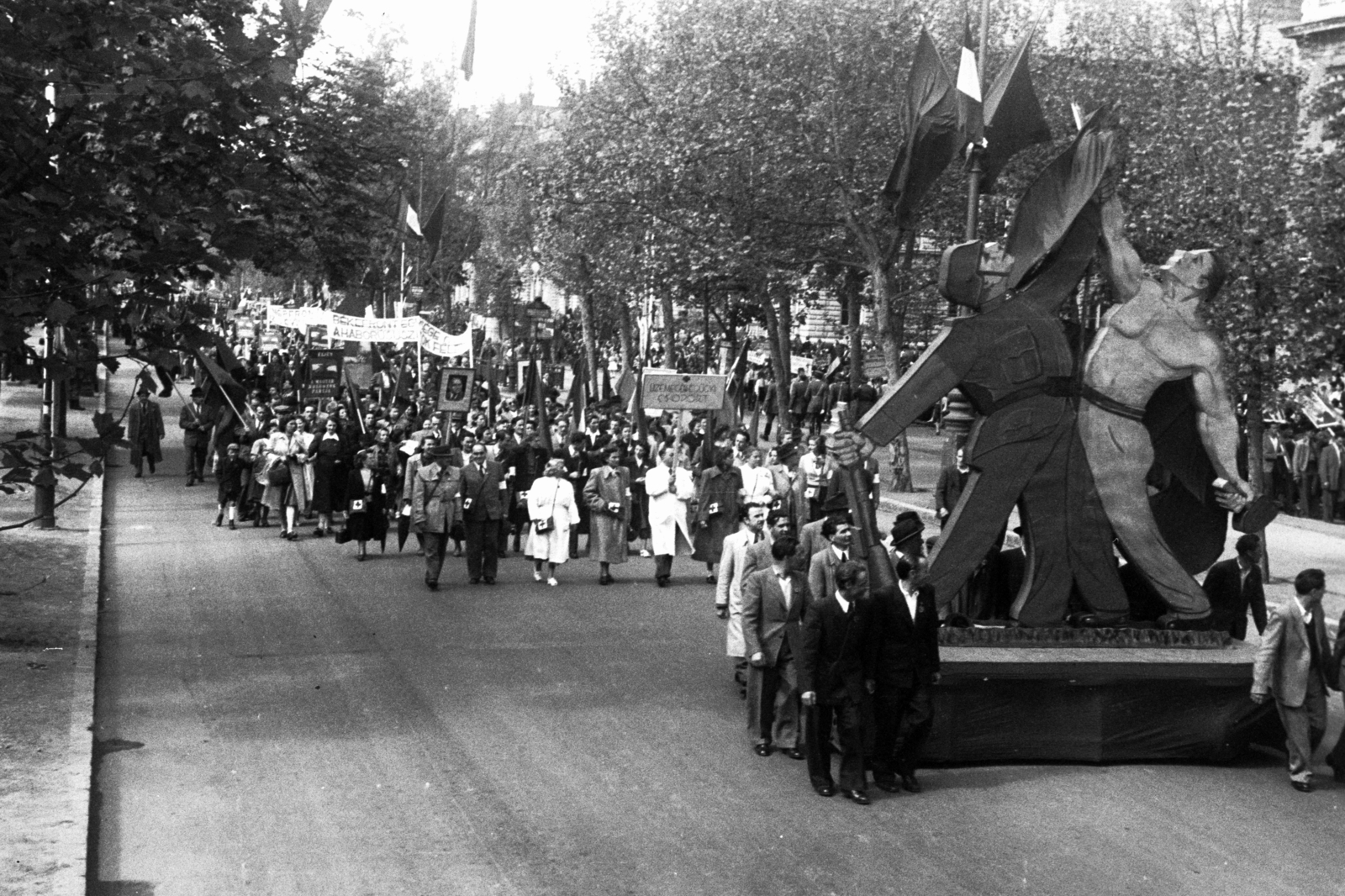 Hungary, Budapest VI., Andrássy út, május 1-i felvonulók, háttérben jobbra a Bajza utca., 1949, Chuckyeager tumblr, march, Budapest, ad truck, Fortepan #142727