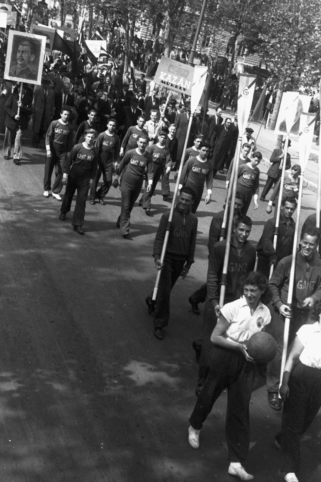 Magyarország, Budapest VI., Andrássy út, május 1-i felvonulók, háttérben jobbra a Bajza utca., 1949, Chuckyeager tumblr, felvonulás, evező, sportoló, kosárlabda, Budapest, Fortepan #142728