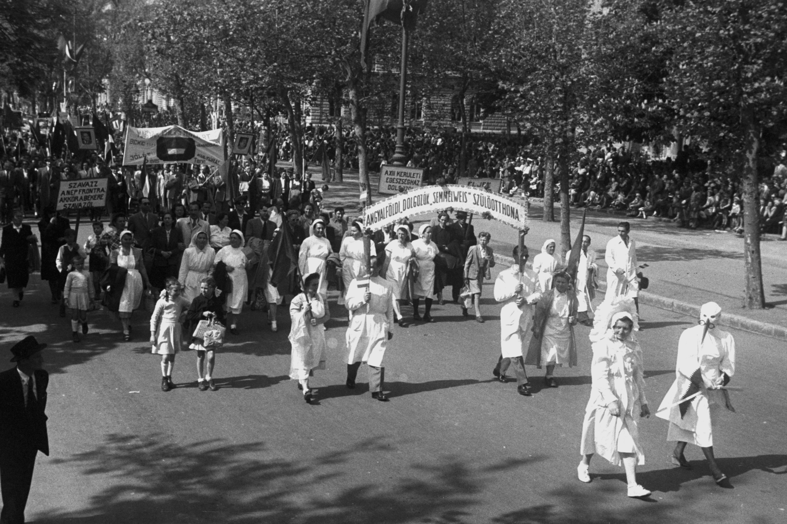 Hungary, Budapest VI., Andrássy út, május 1-i felvonulók, háttérben jobbra a Bajza utca., 1949, Chuckyeager tumblr, doctor, march, banner, Budapest, cloak, Fortepan #142732