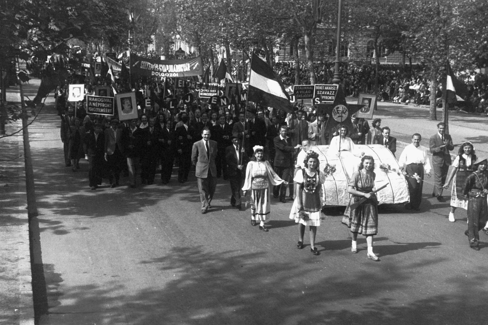 Hungary, Budapest VI., Andrássy út, május 1-i felvonulók, háttérben jobbra a Bajza utca., 1949, Chuckyeager tumblr, march, folk costume, banner, Budapest, Fortepan #142733