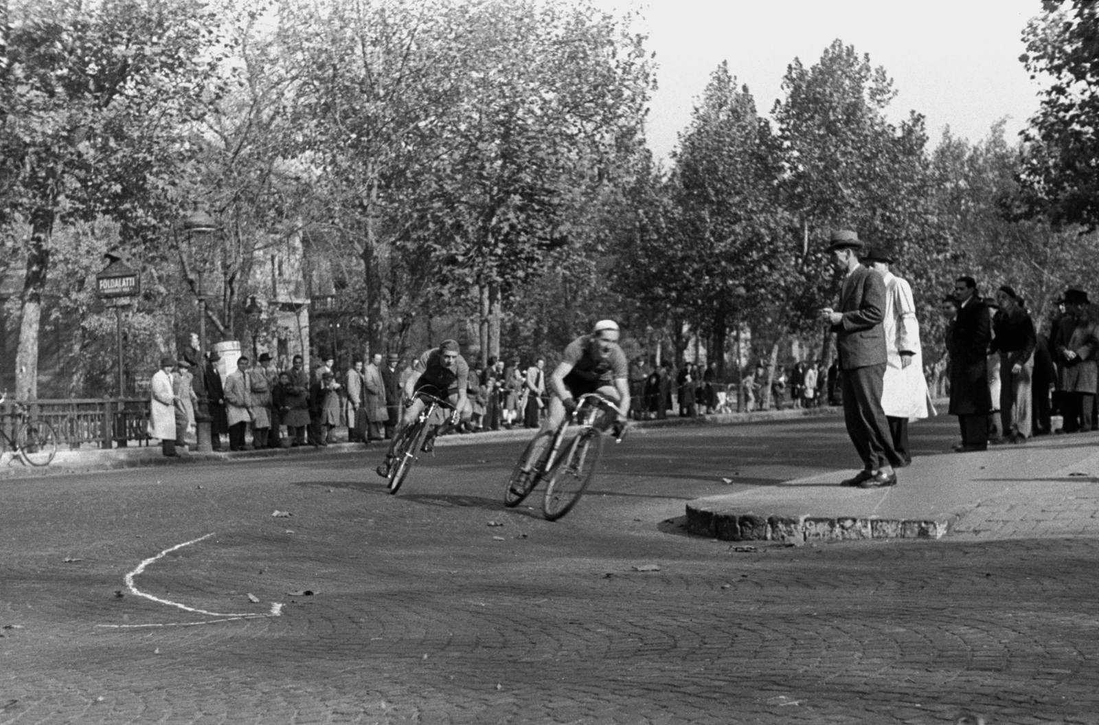 Hungary, Budapest VI., Andrássy út, a háztömbkörüli kerékpárverseny résztvevői a Hősök tere felől érkezve befordulnak a Bajza utcába., 1948, Chuckyeager tumblr, Budapest, bicycle race, racing bicycle, Fortepan #142737